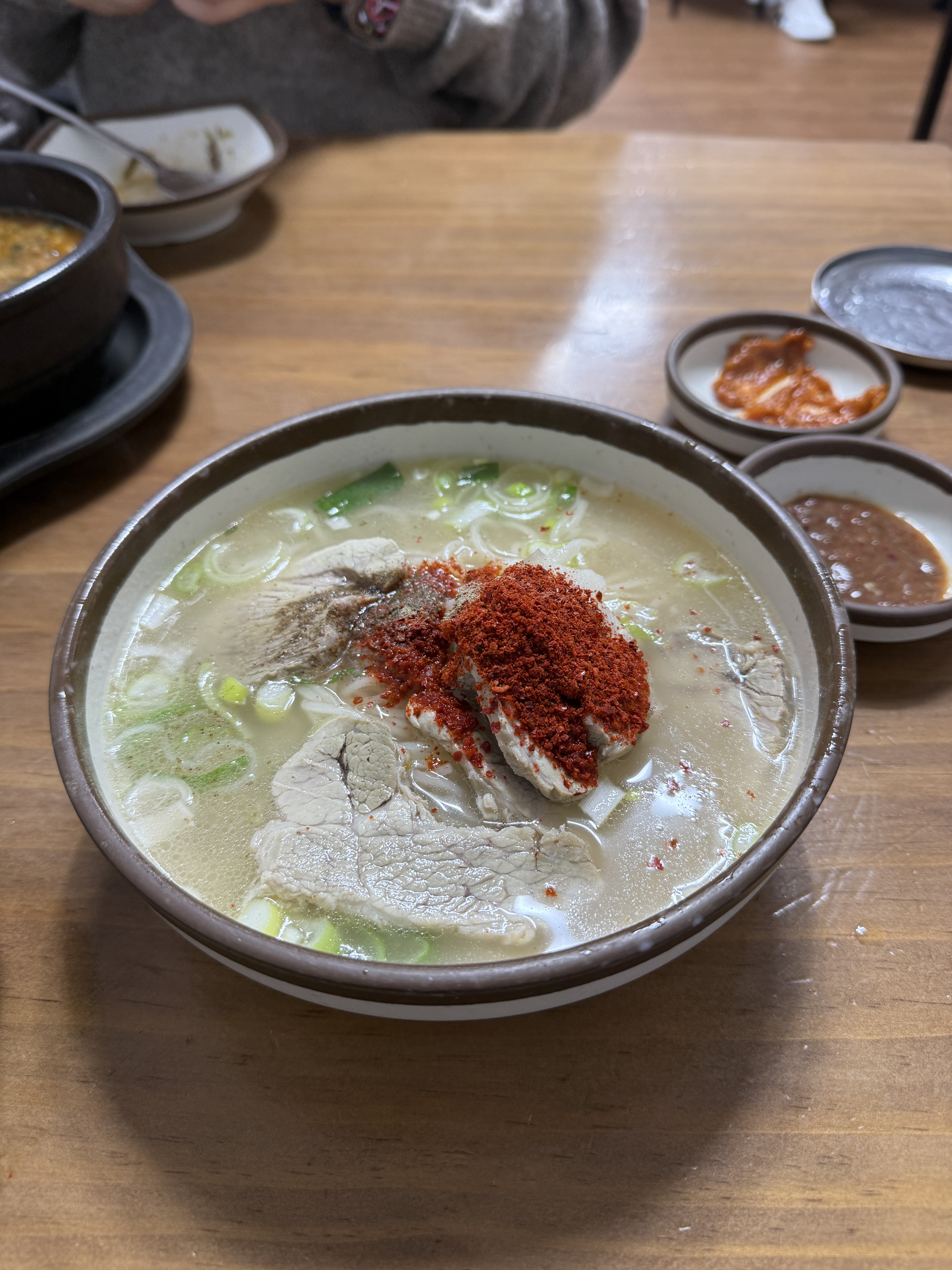 몸국이랑 고기국수 먹었는데 몸국이 진짜 맛있어요 - 제주 맛집 신설오름