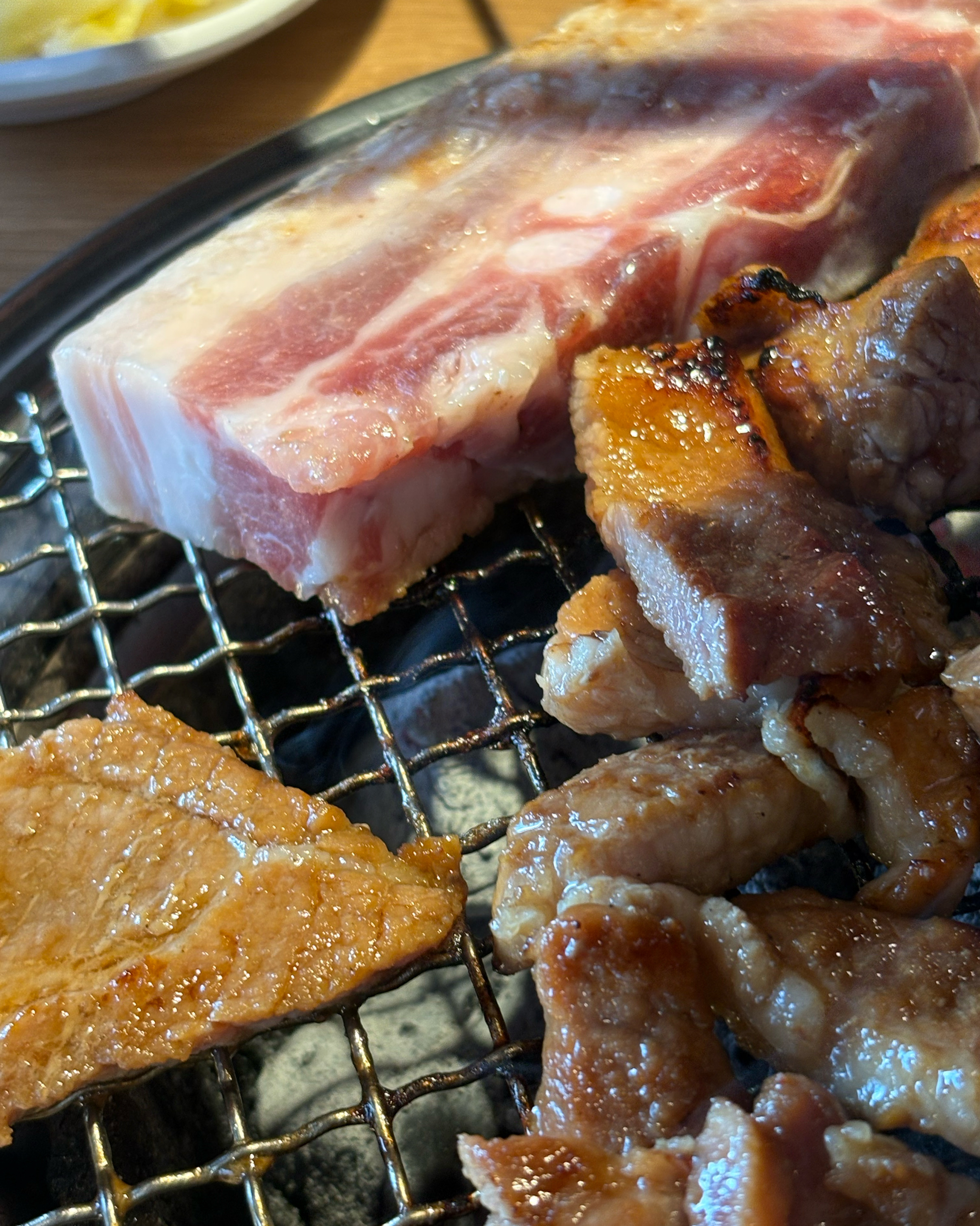 리필접시를 원래 처음 담아주셨던 그릇에 주시다고 탄고기, 생고기의 뼈부분, 음식찌꺼기를 담