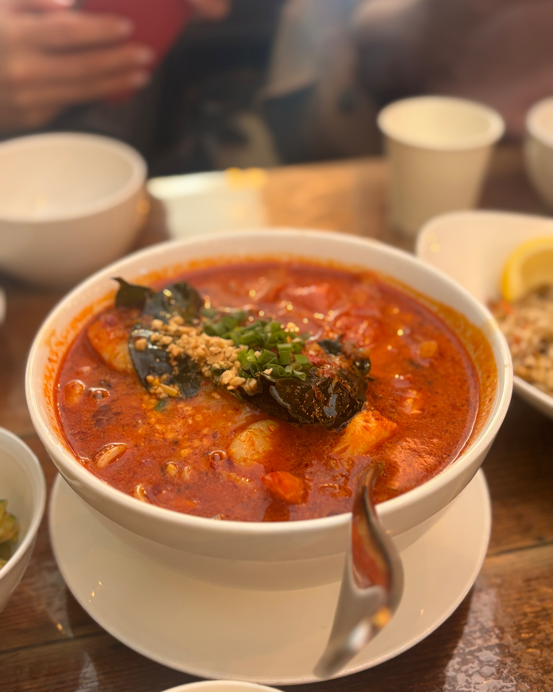 여긴 맛보다는 뷰!! 끝장납니다! 진짜 바다에 둥둥 떠 있는 느낌이에요. 그에 반해 뿌빳퐁