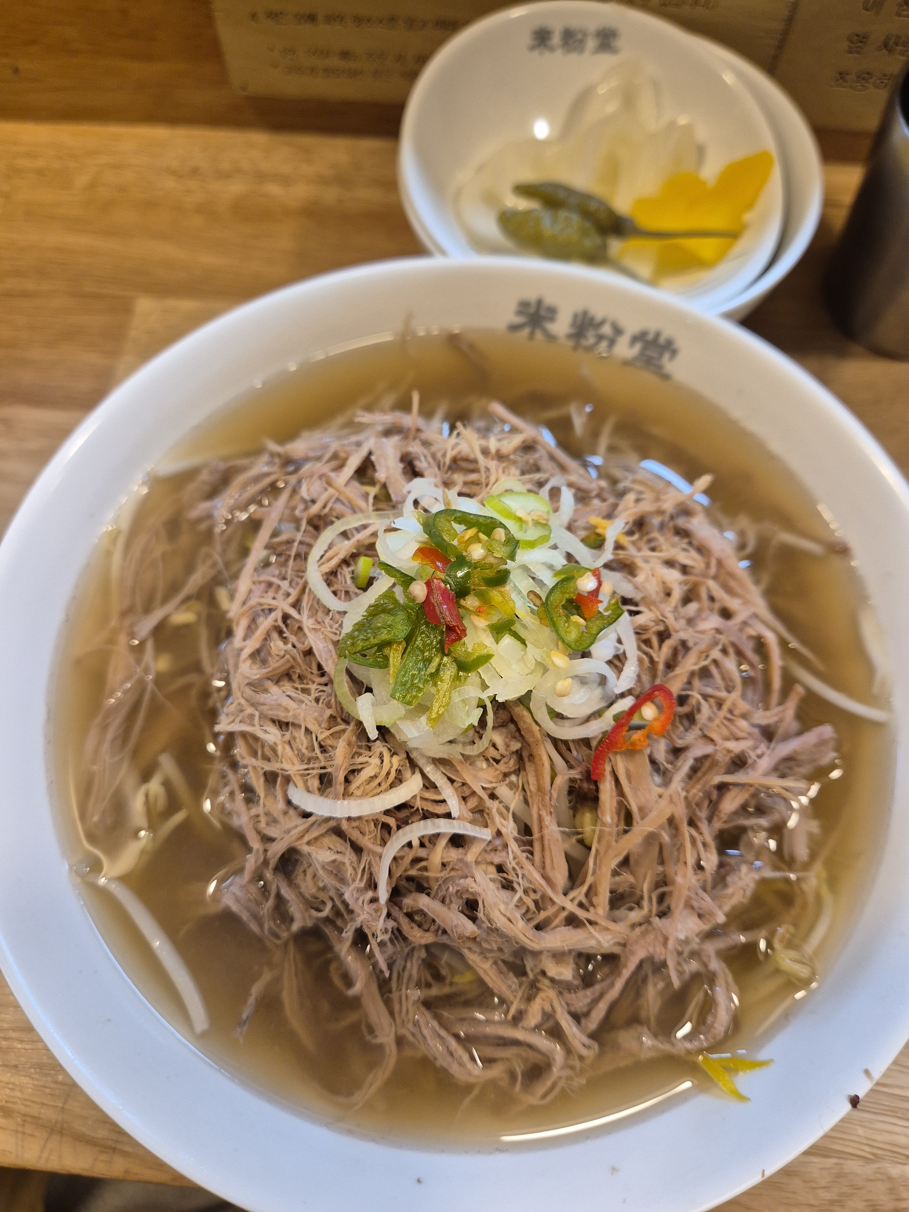 동네에 맛있는 쌀국수 집이 있어서 정말 좋아요. 항상 맛있게 먹고 있습니다. 매장도 청결하