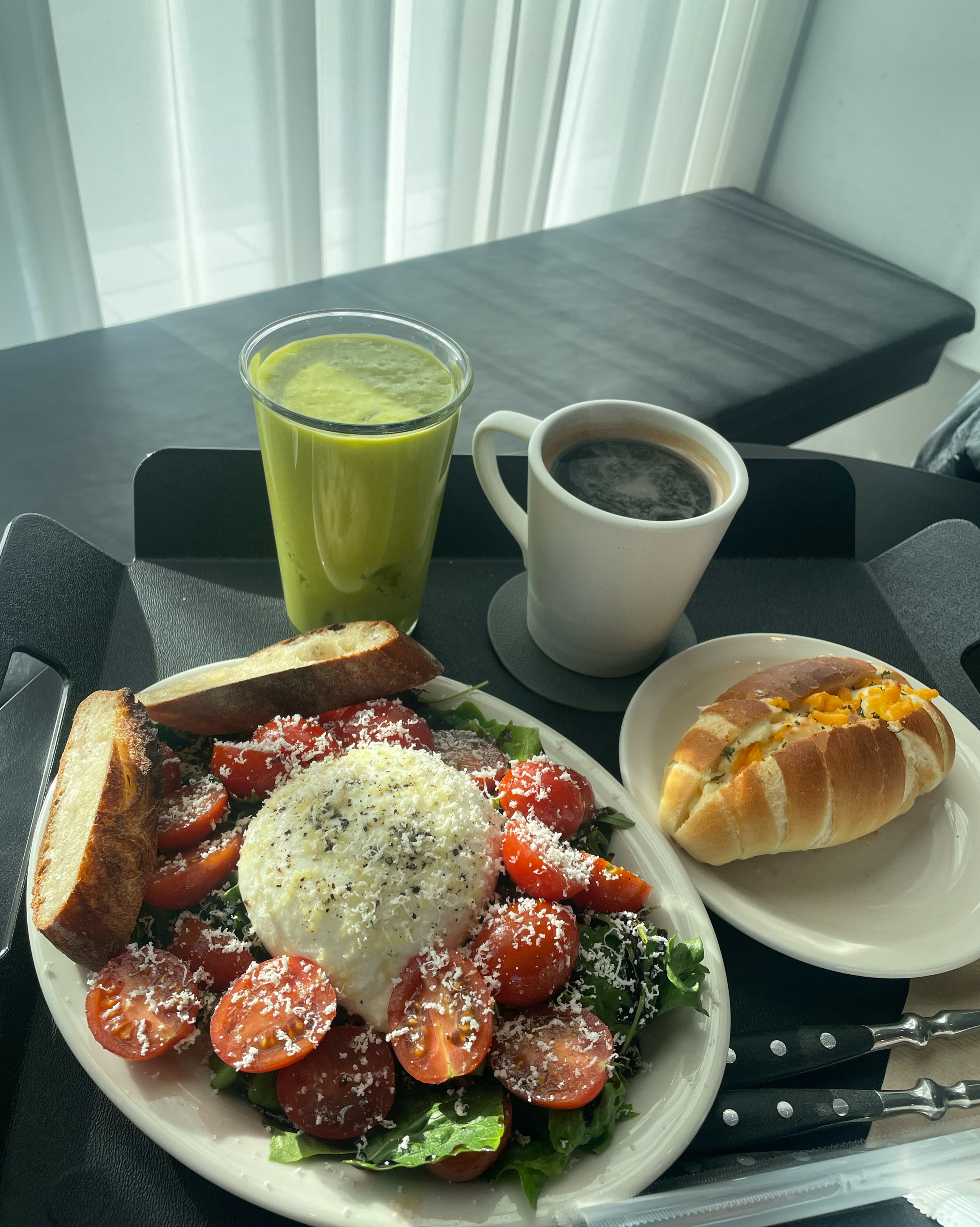 리코타치즈 샐러드 신선하고 맛있어요. 감자명란소금빵 눈이 커지는 맛입니다 🙌 분위기도 차분