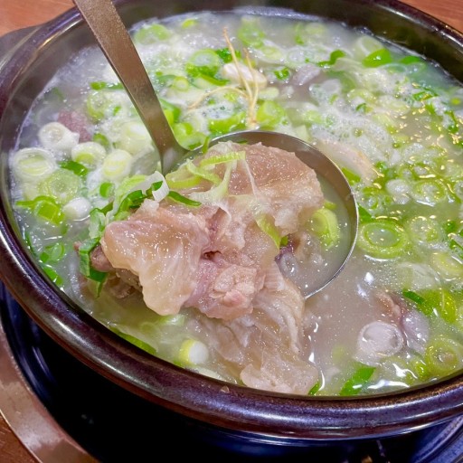 너무 맛있어요 도가니탕 가성비 대박인게 양이 진짜 많고 깍두기도 맛잇고 먹고 시장 구경 하