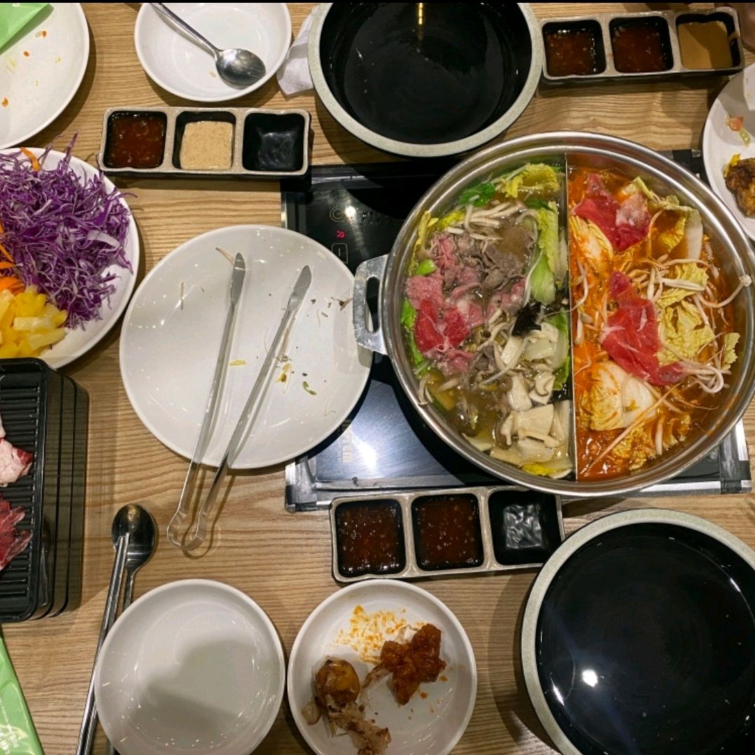 종류가 다양하고 두가지 국물로 샤브를 먹을수 있어 좋네요 샐러드바 내용도 알차요 가격대비