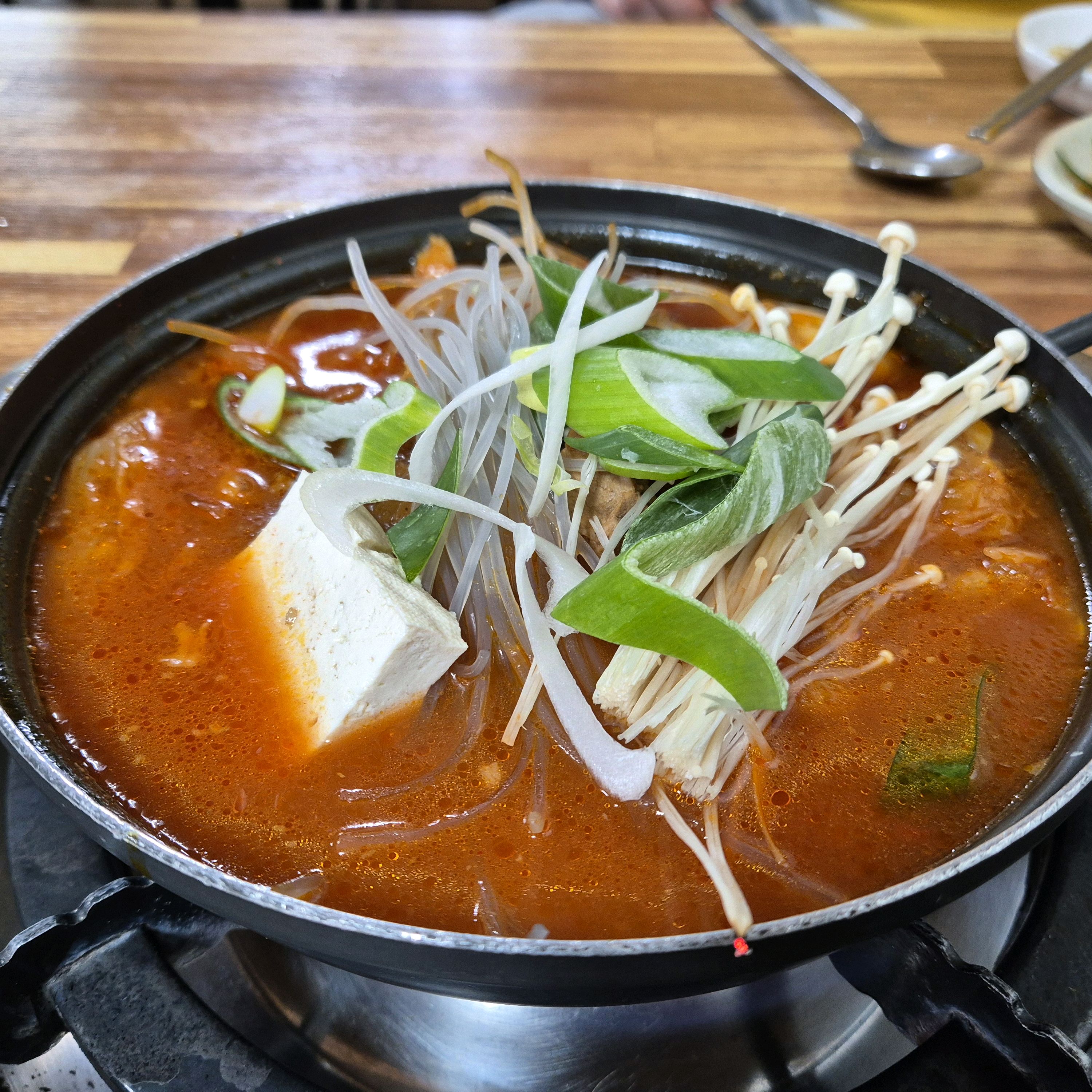 쌈 싸 먹는 모습 이미지