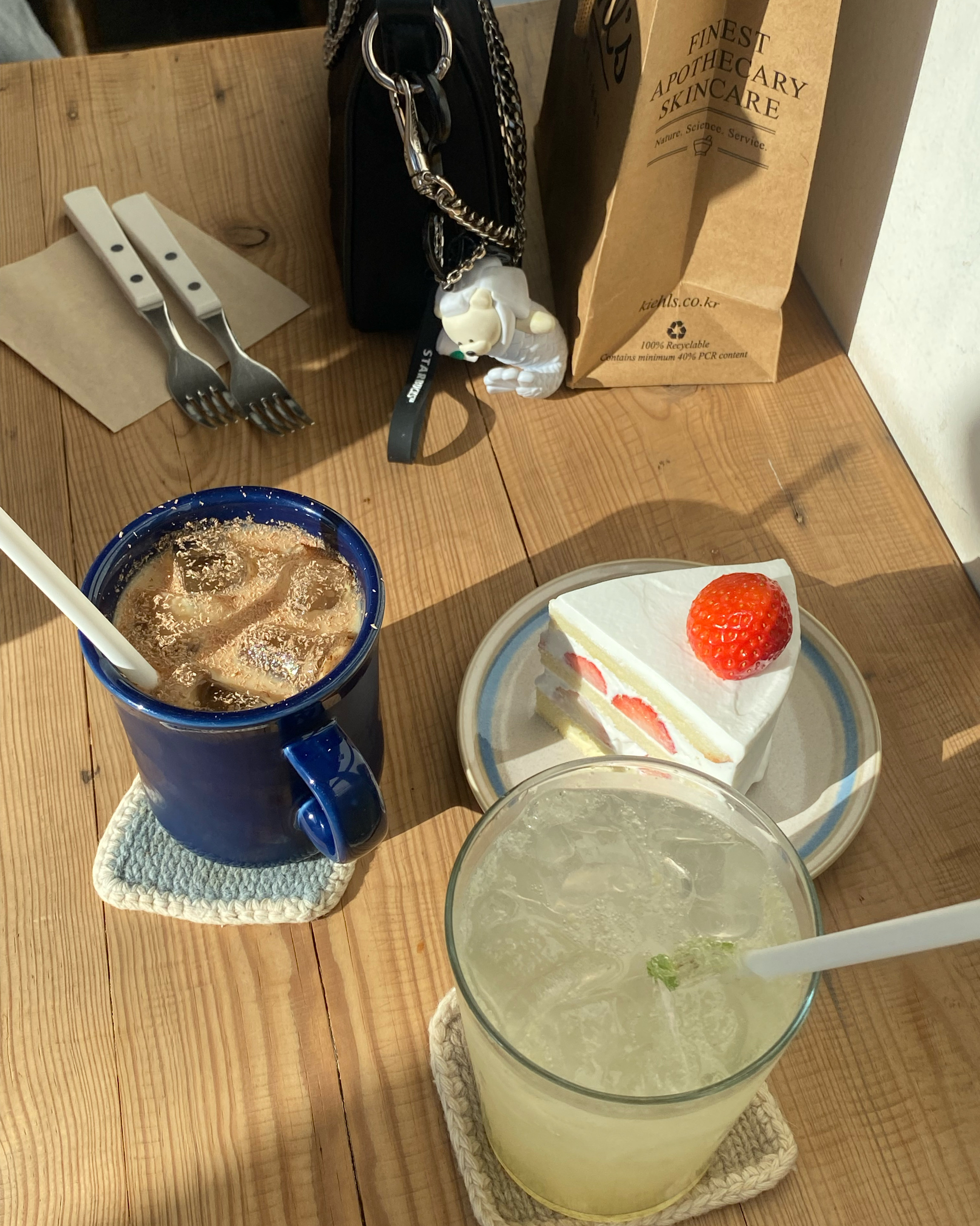 매장이 협소해서 주말엔 웨이팅 필수일 것같아요~ - 망원동 맛집 필리커피