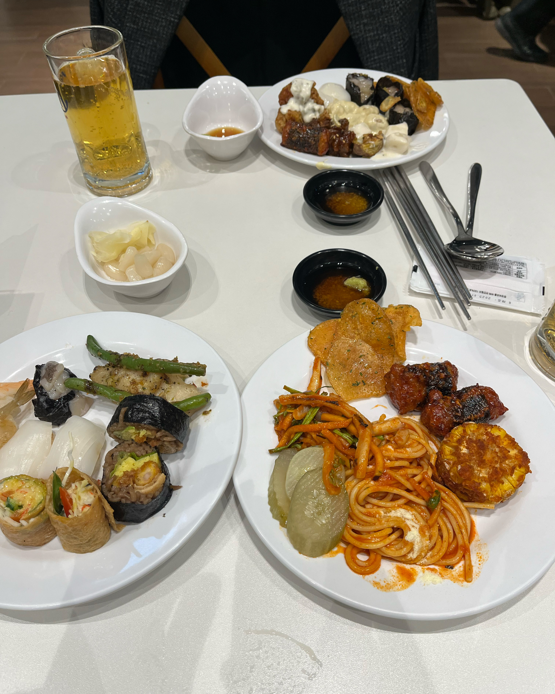 타코군함 초밥 좋아해요!!!! 유부롤도 맛있더라고요~~ 허니버터포테이토칩도 맛있어요!!!!