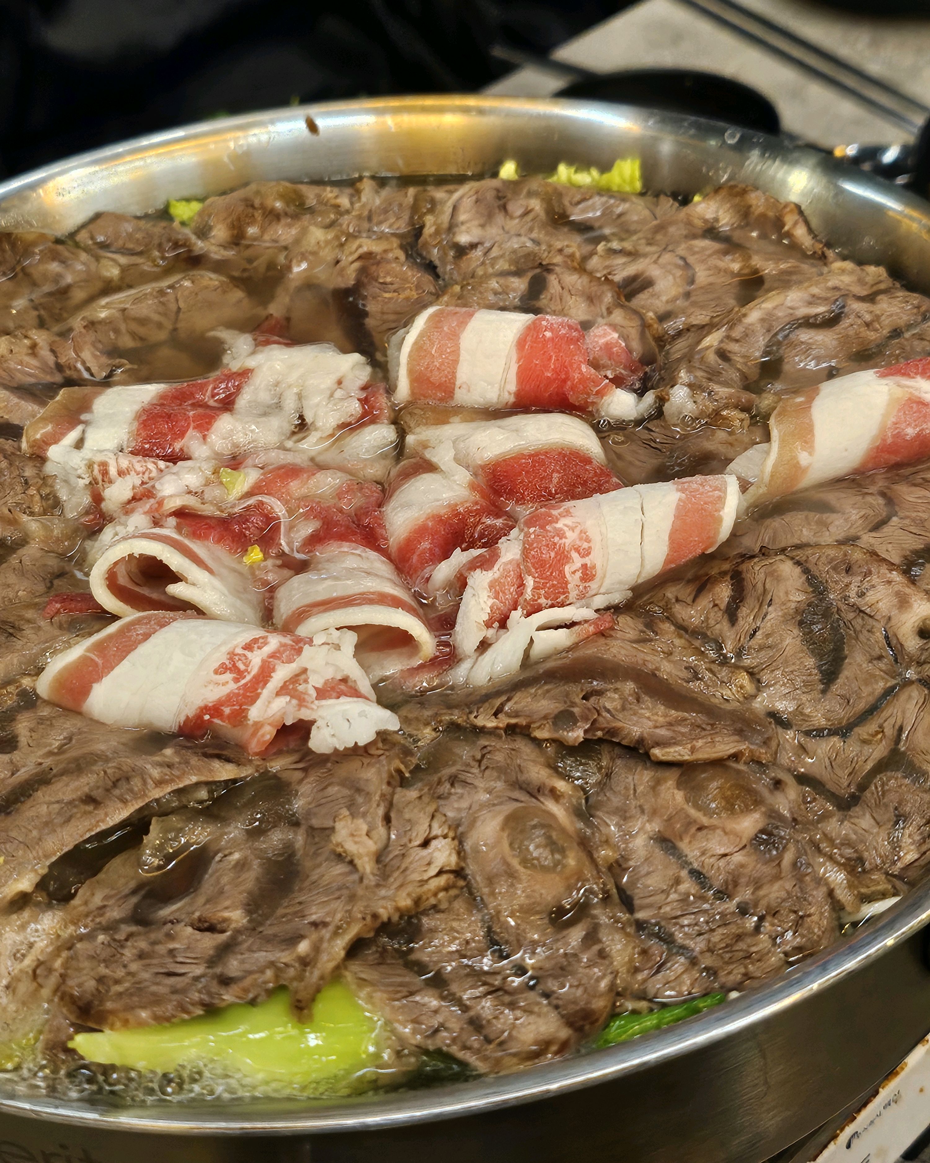밑반찬부터 완벽합니다!!! 소주 땡길 땐 여기로 오셔서 소주한잔들하세요~~~ - 천호동 맛집 스지사태&칼국수