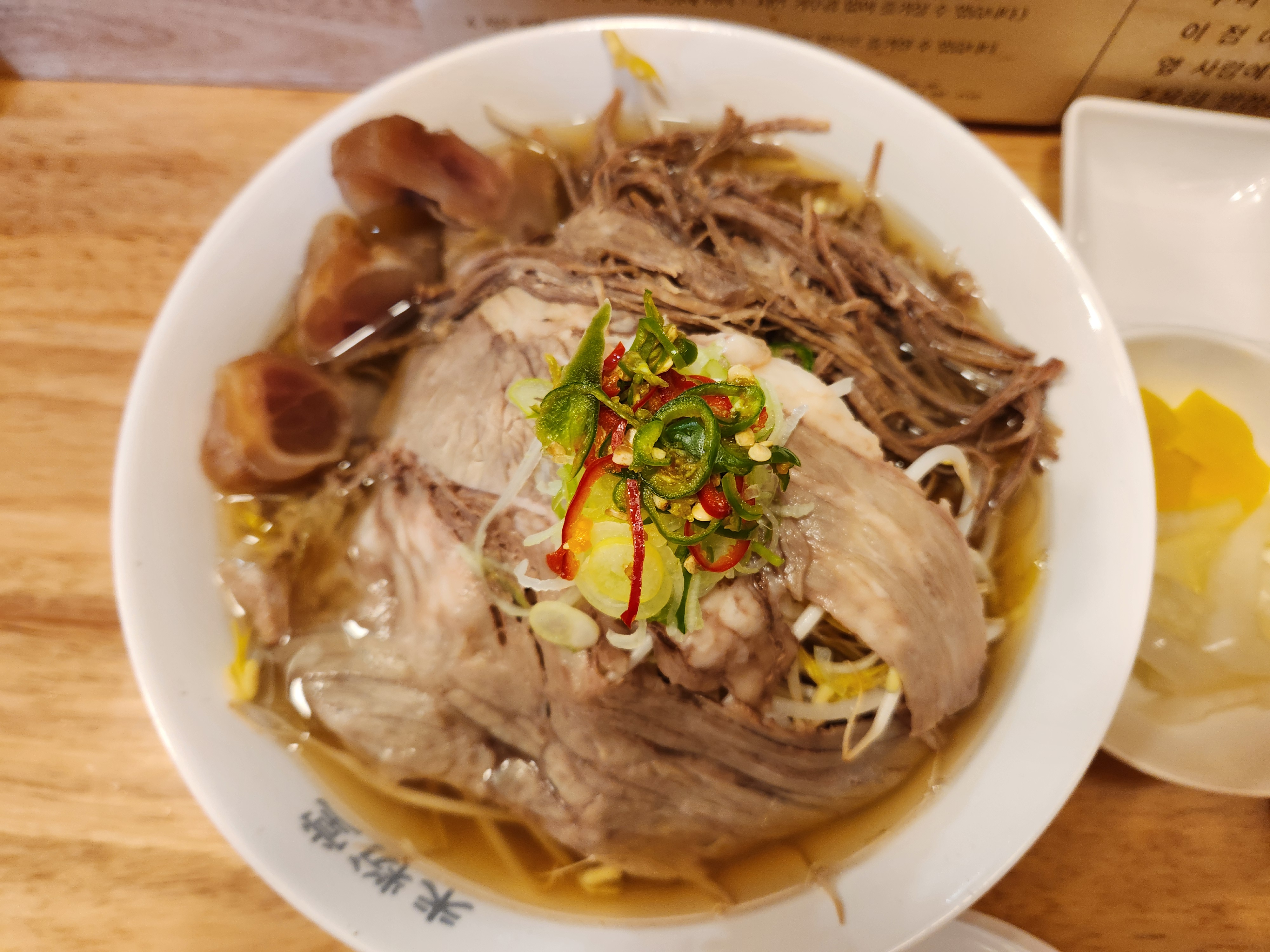 차돌양지힘줄 쌀국수 먹었습니다. 국물맛은 현지 느낌보다는 한식에 더 가까워요. 아주 묘하게