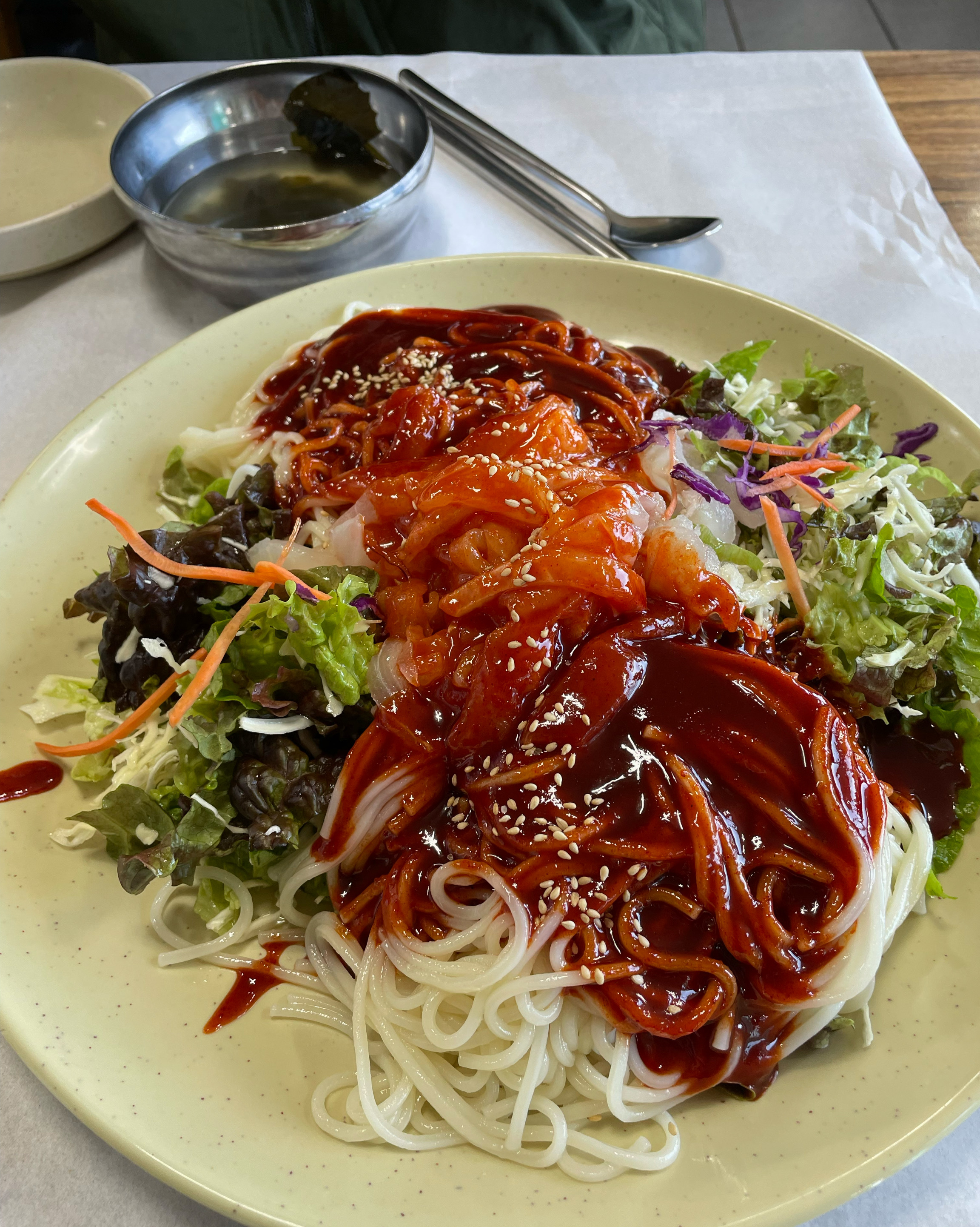 전 친구랑 회국수만 시켜먹었는데 이게 진짜 뭐라해야하지 육지에서 먹던 맛이랑은 달달하면서도
