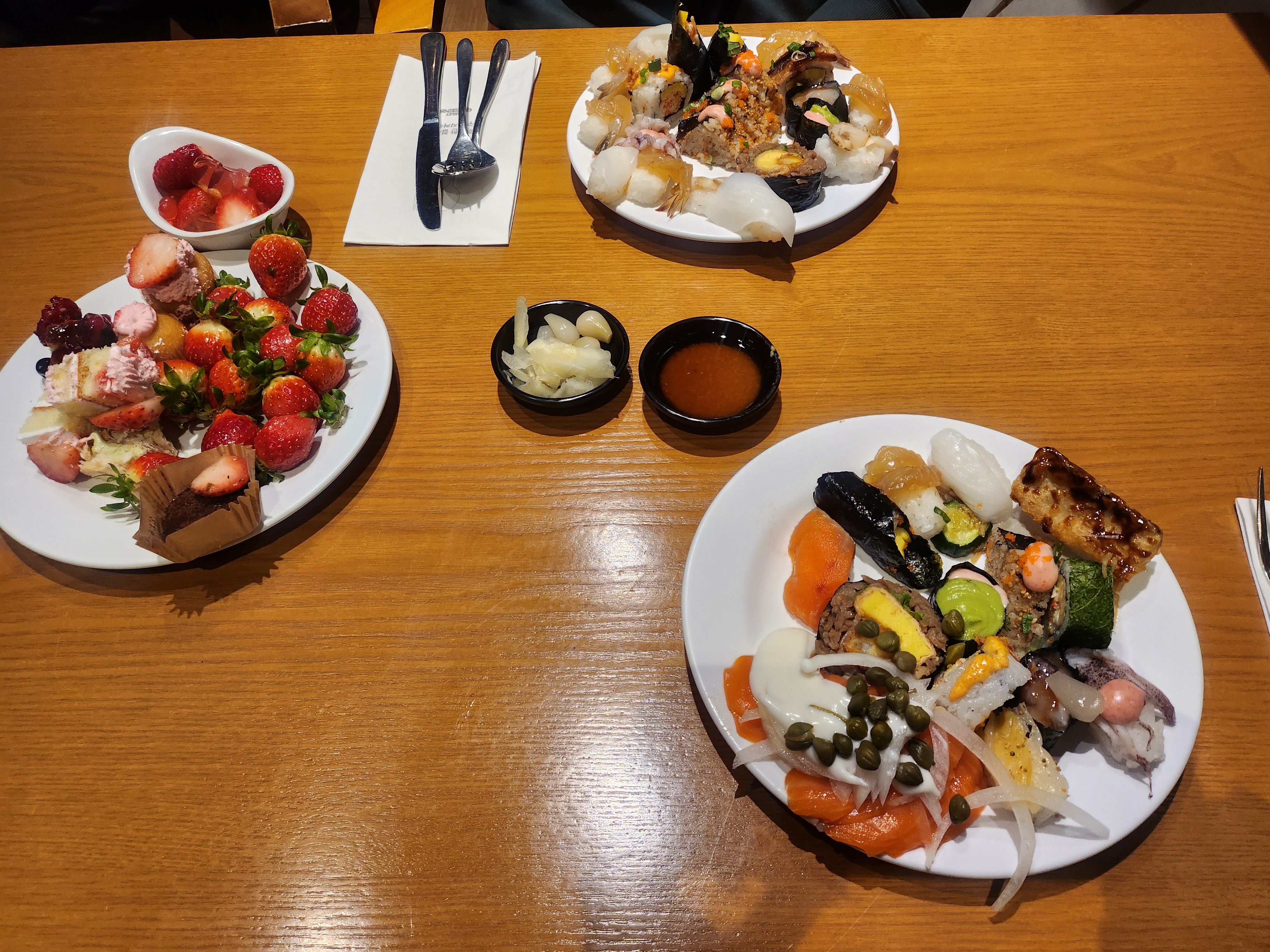 딸기축제 중이라 딸기 실컷 먹고 왔어용! 연어와 초밥들도 맛있어용 배 터지게 먹고 왔습니다