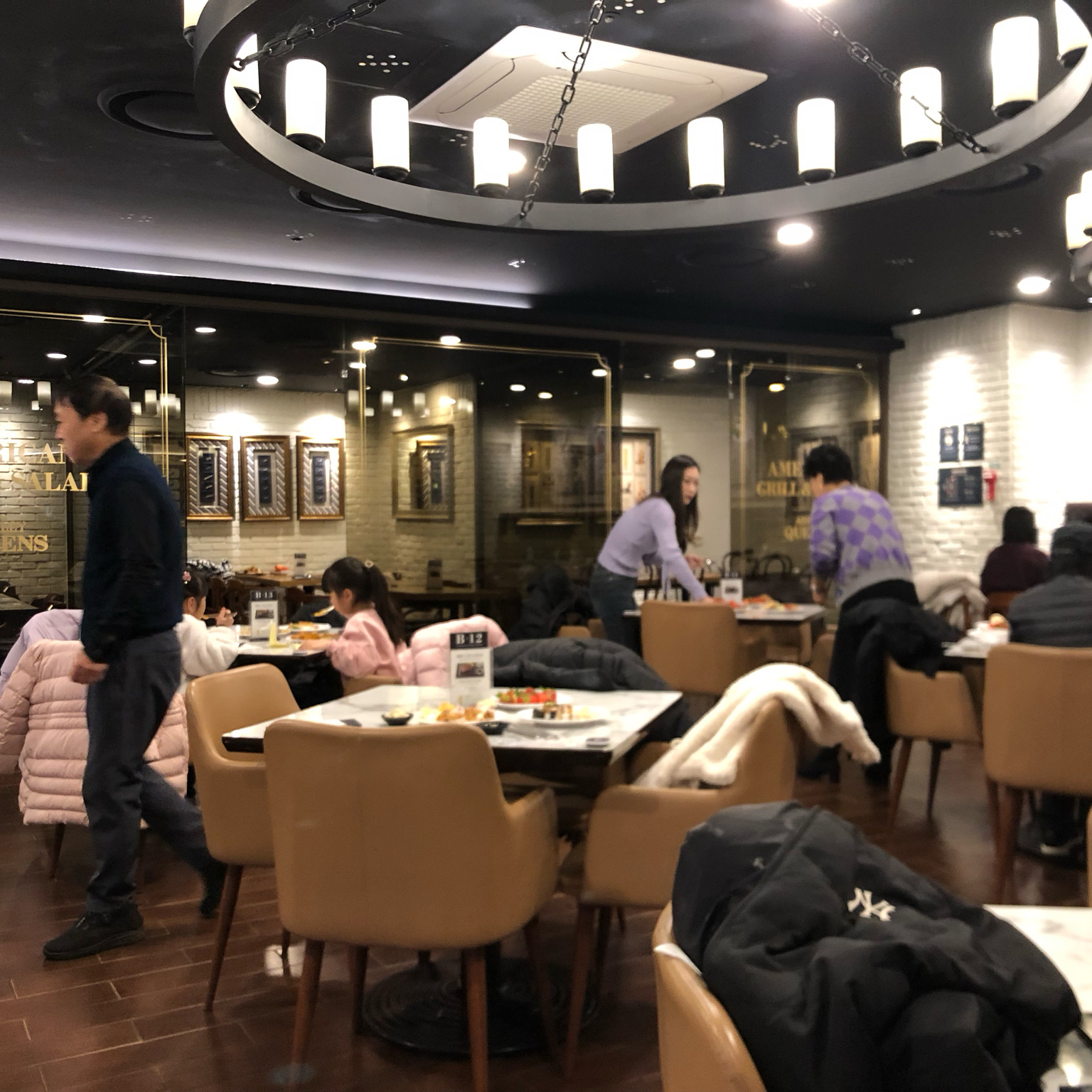 평일 점심인데도 사람이 많아요 딸기 시즌이라 기대를 했는데 딸기가 알도 작고 맛이 없었네요