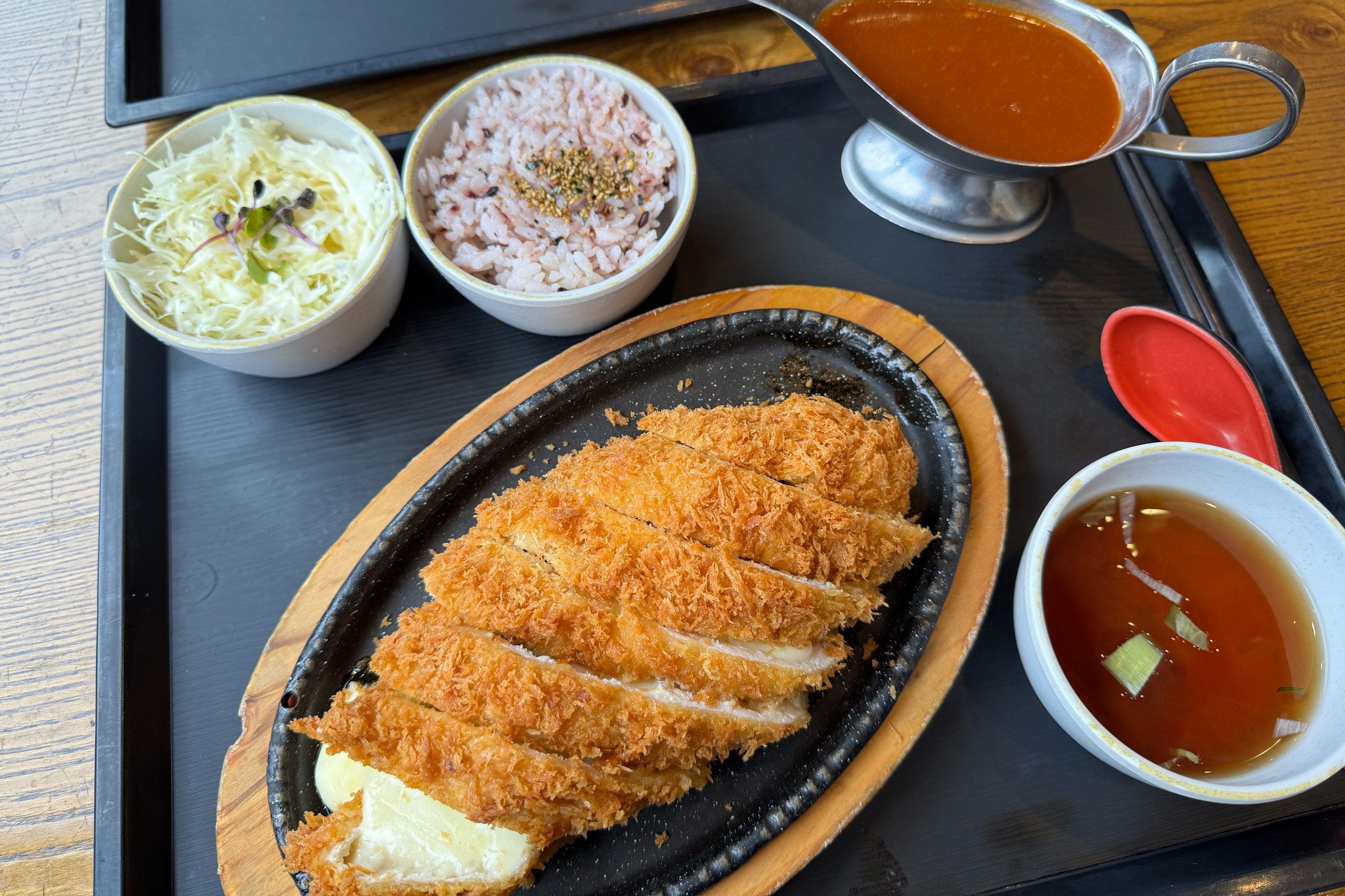 치즈롤까스. 더블치즈돈까스. 해물우동. 11시 30분 오픈인데도 그 전부터 사람이 많네요.
