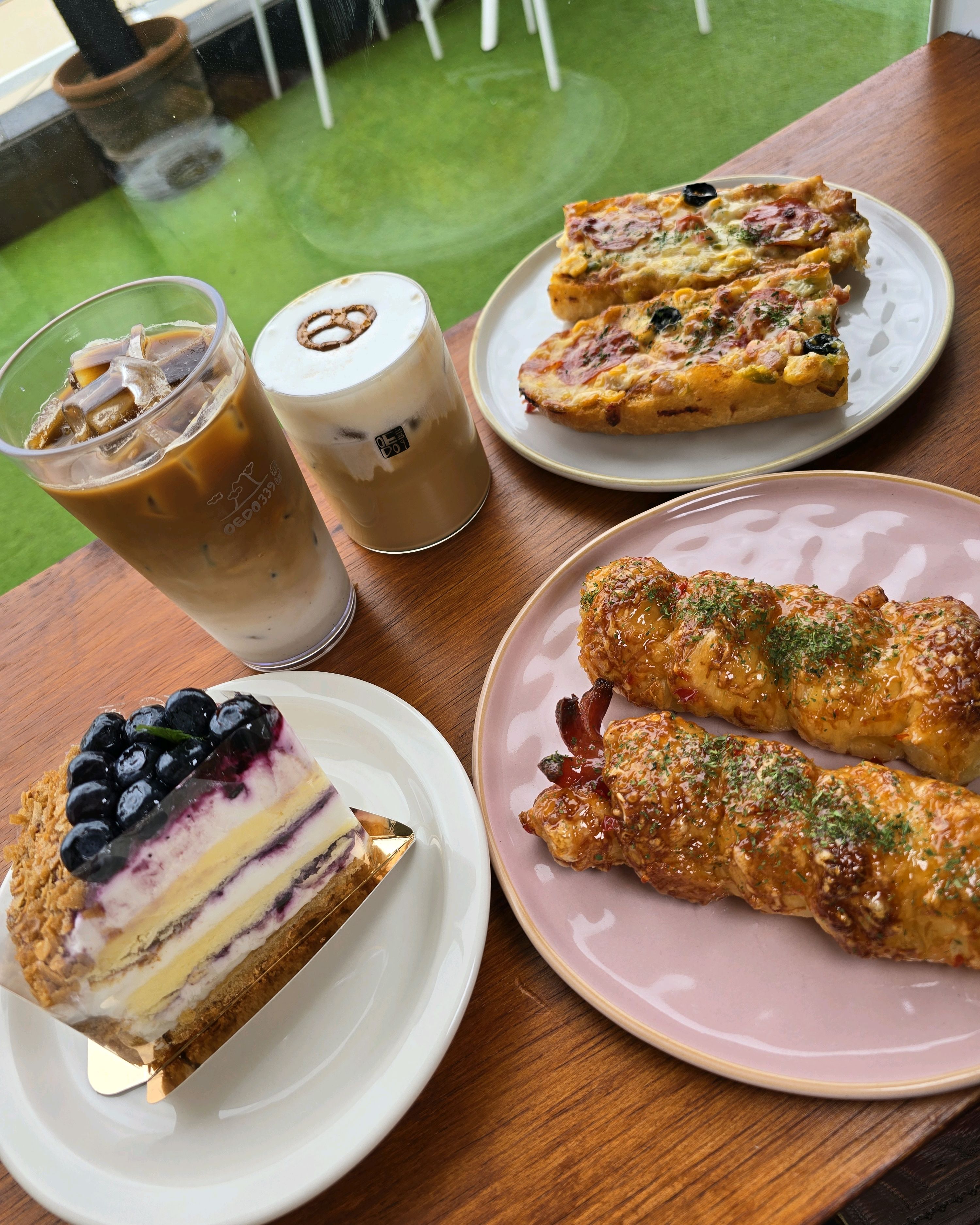 빵 짱맛있고 뷰 넘 좋고,,, 샌드위치 진짜 맛있어서 여러번 갔는데 몇시에 나오는거죠ㅠ 샌