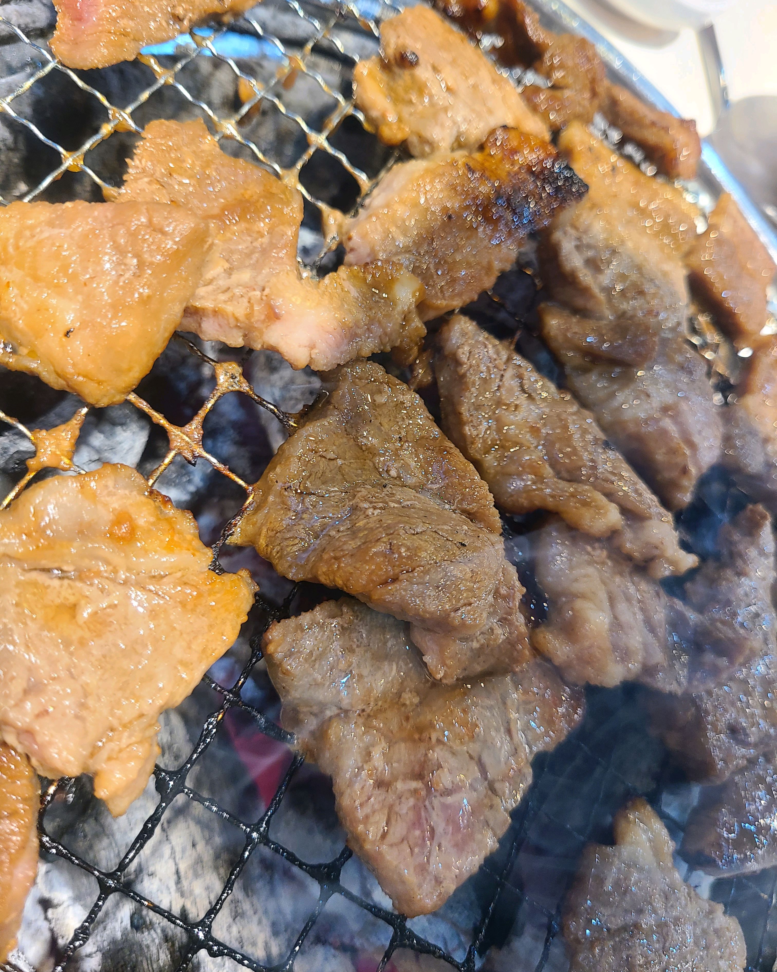 금릉에서 이전해서 너무 아쉬워요~ 고기 맛이나 셀프바는 여전히 좋습니다. 날 풀리면 더