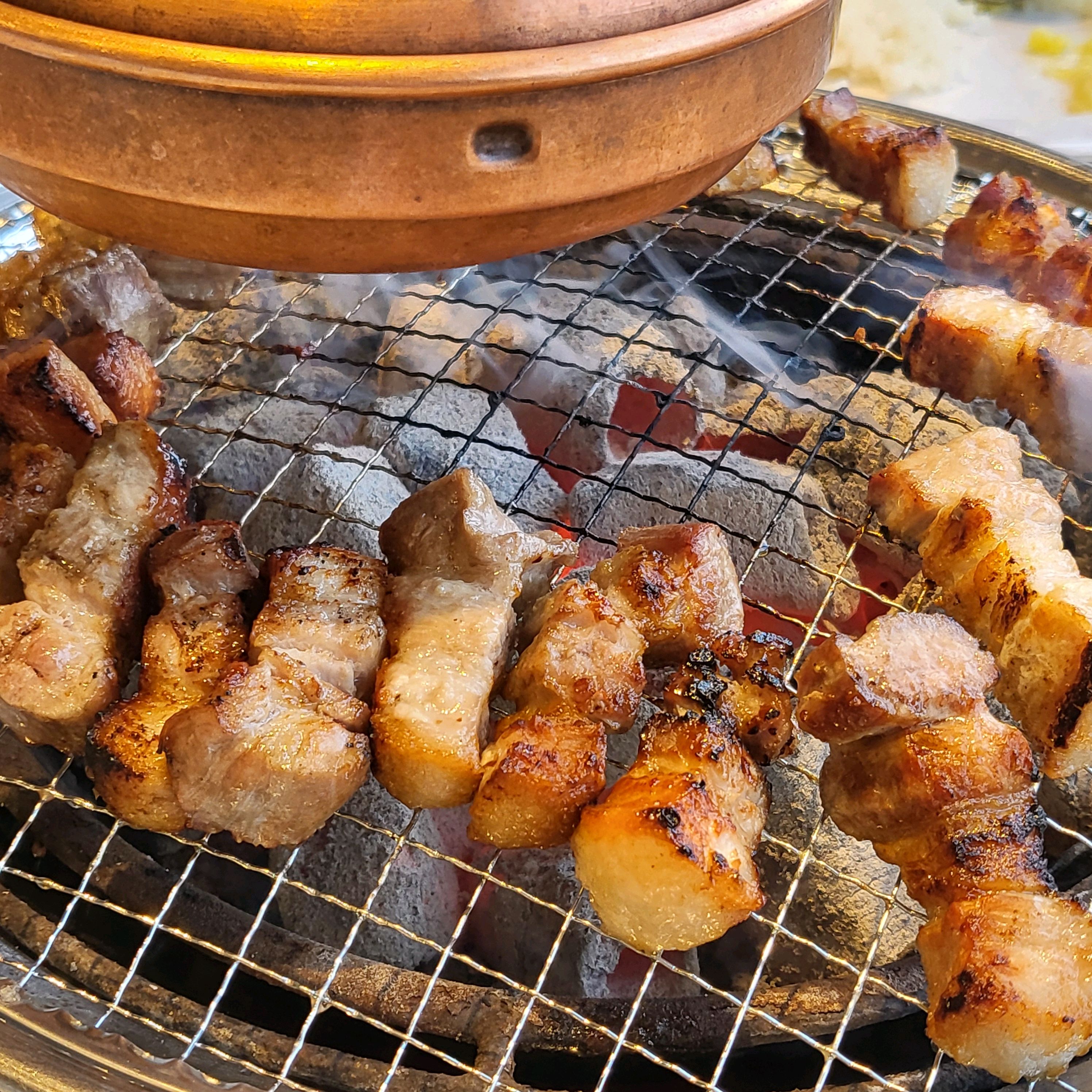 음식 바로나와서 따듯할때 잘 먹었어요 신선하고 친절하셔서 편하구요 주차자리도 널찍해서 좋았