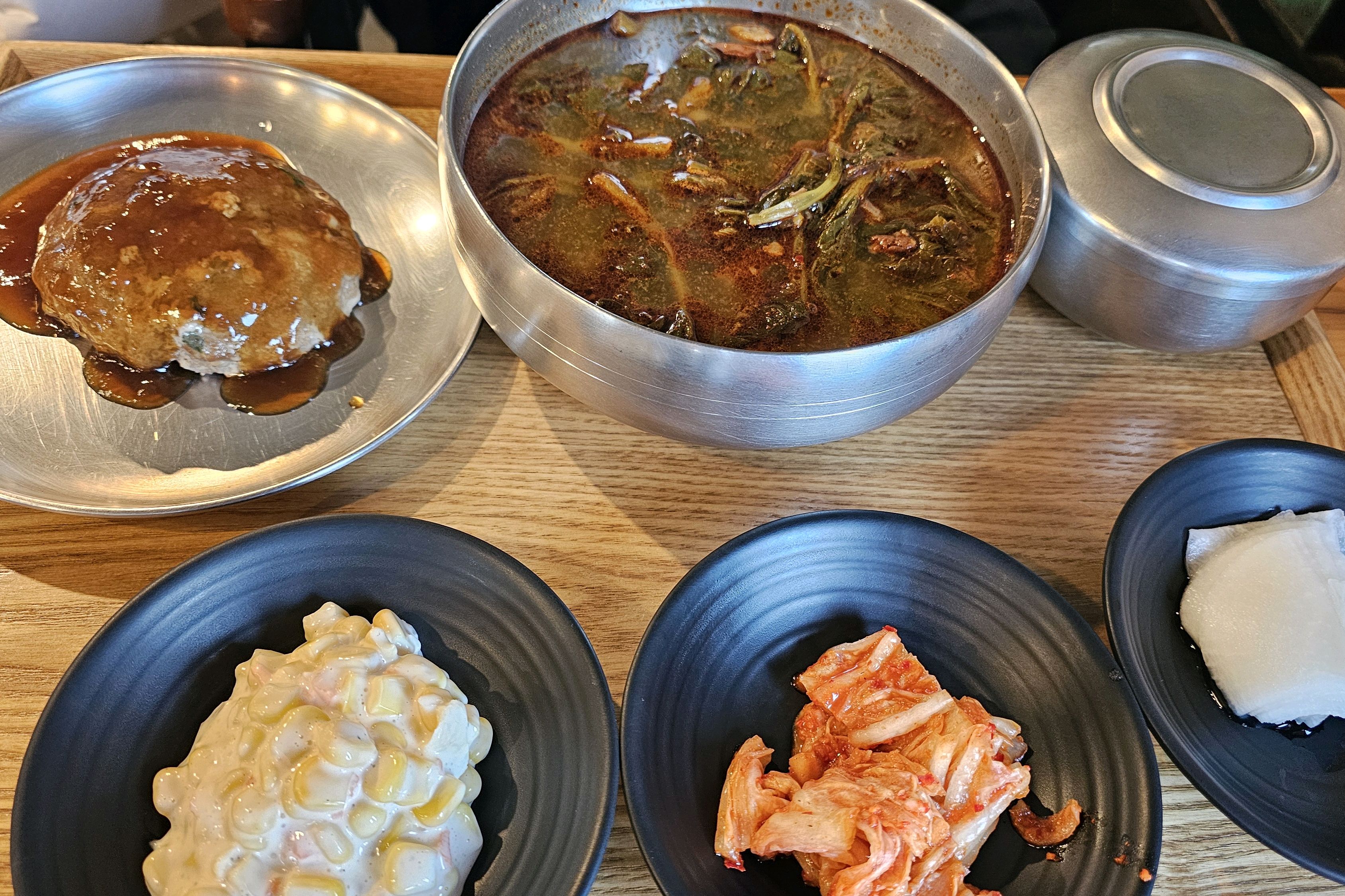 주차공간은 작지만 주차편해요 - 경포대 맛집 강문떡갈비