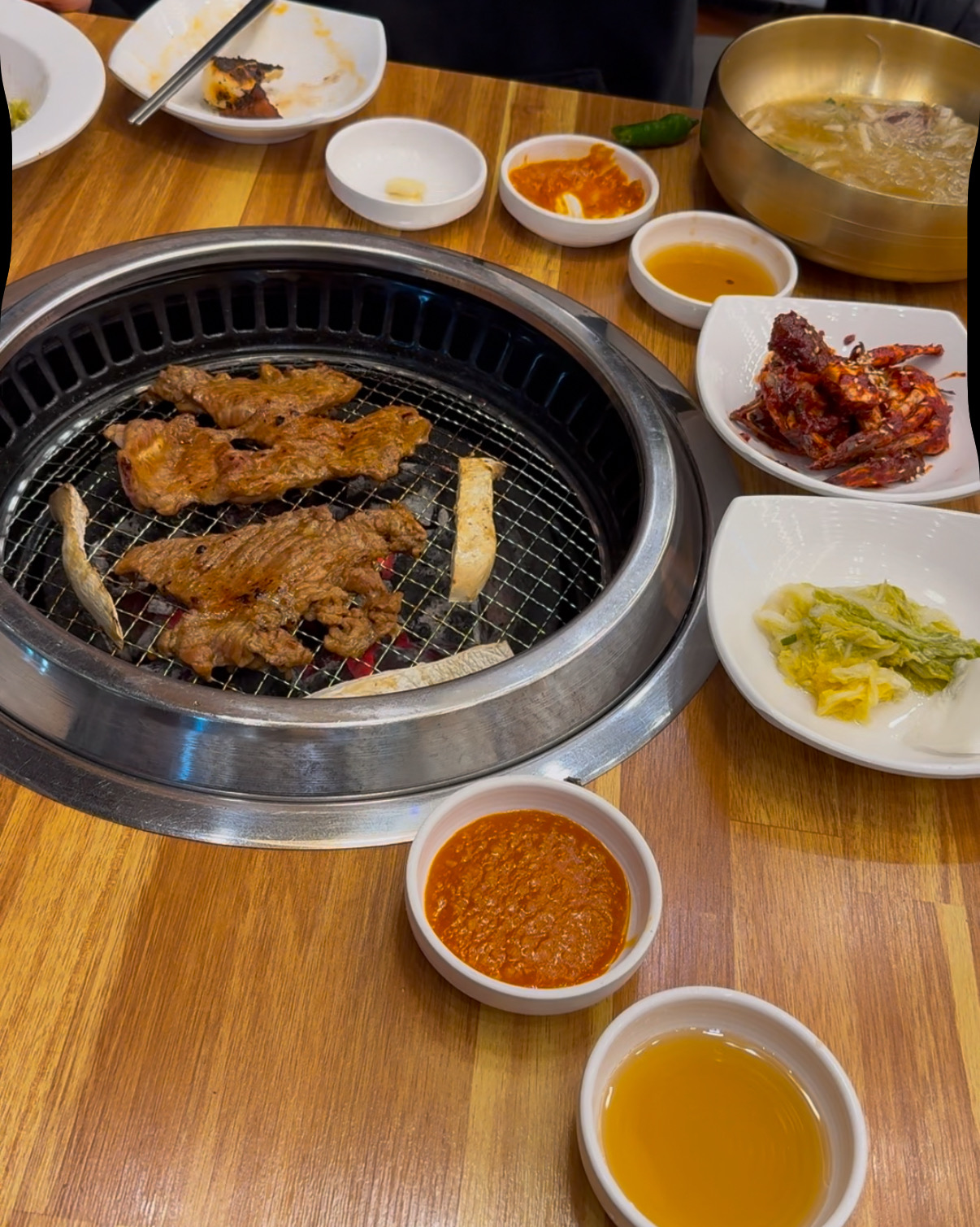 돼지갈비 먹고싶어 방문했어요~ 매장 깔끔하고 층고가 높아서 시끄럽지 않고, 고기 연기가 불