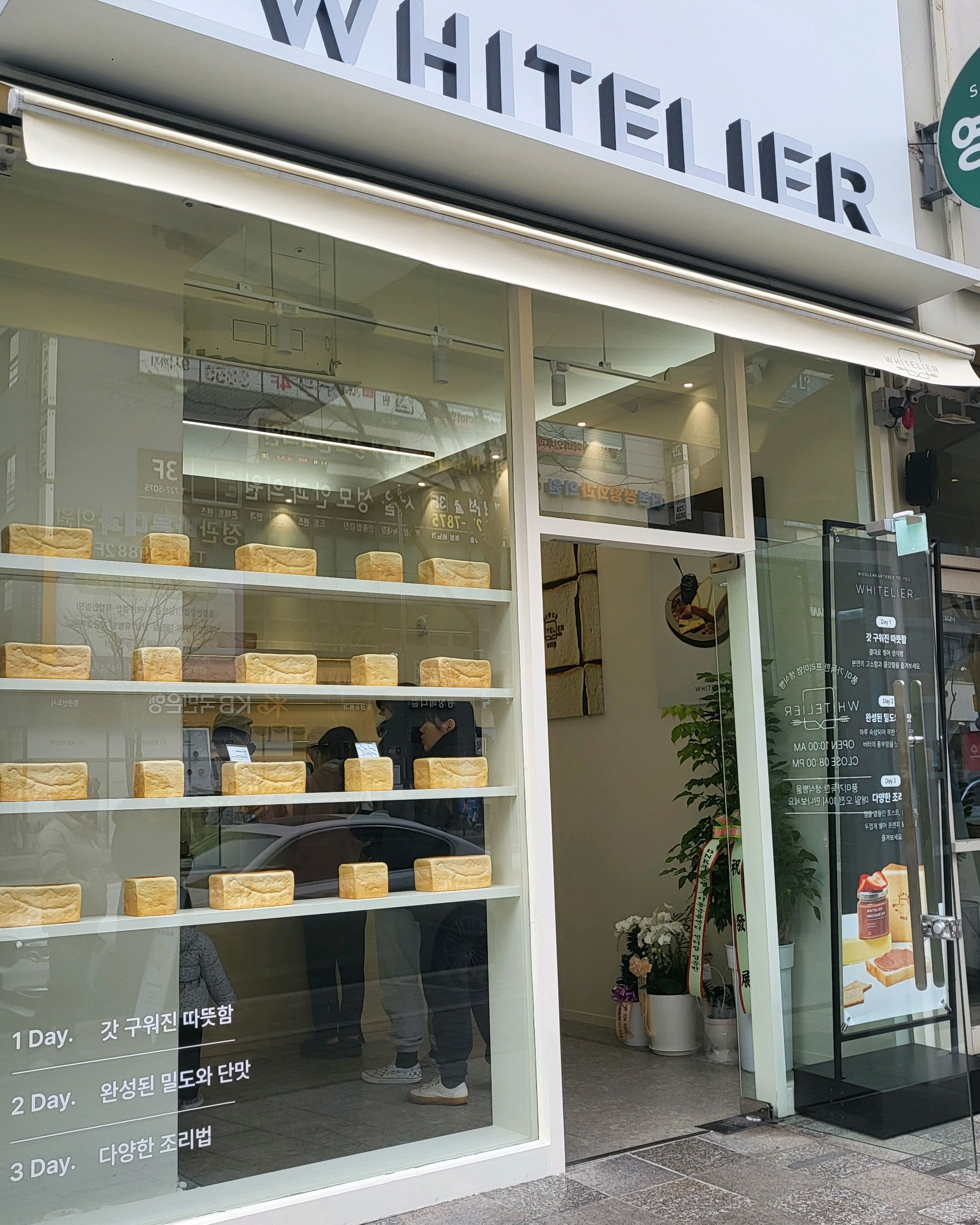 매장은 그리 크지 않았고 오픈 행사라 대기해서 샀는데 딱 30분 기다렸네요 금방 살 수 있