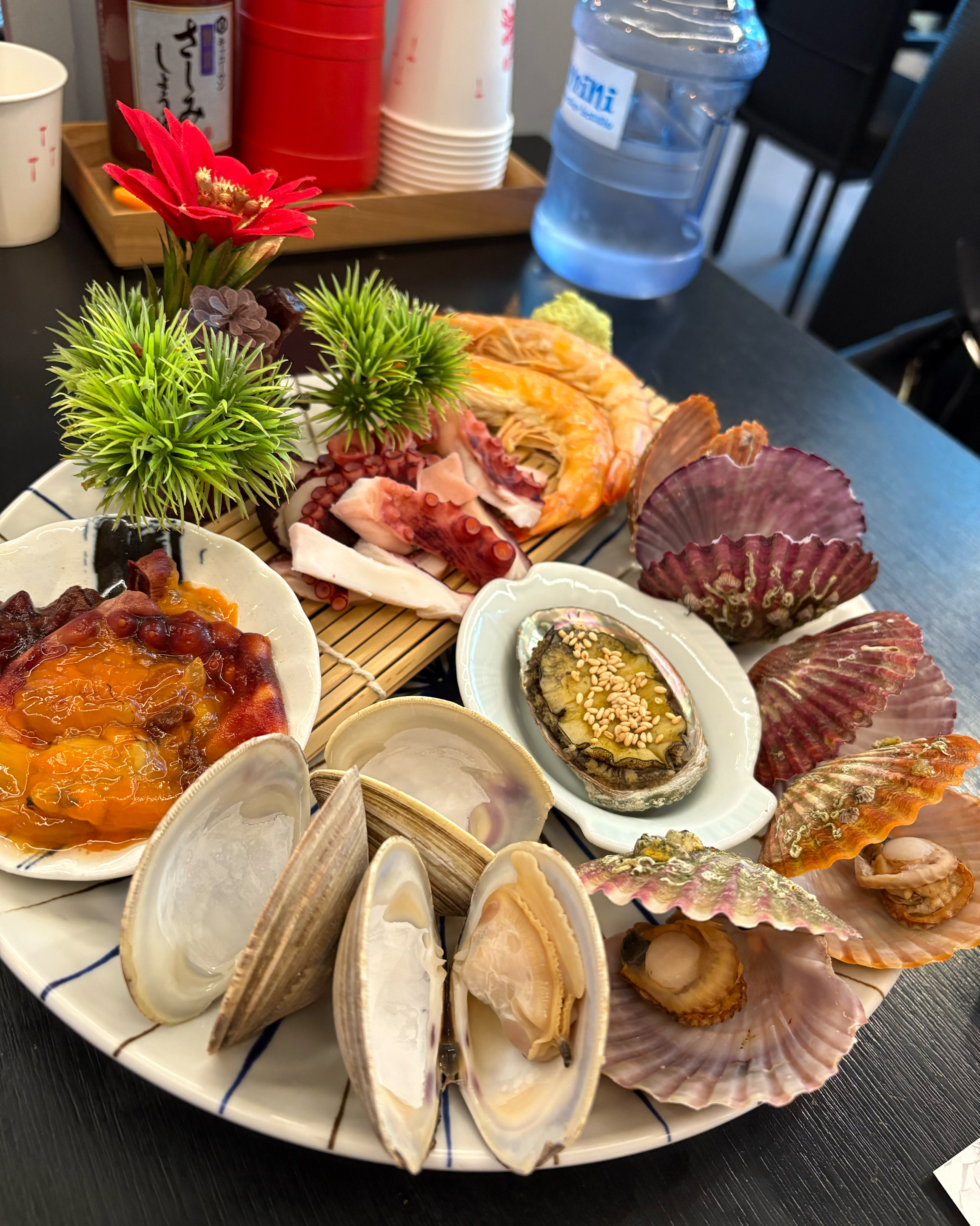 너무너무 친절하시고 양도 끝도없이 나와서 맛있게 먹고 왔습니다 회 좋아하시면 왕 추천합니다