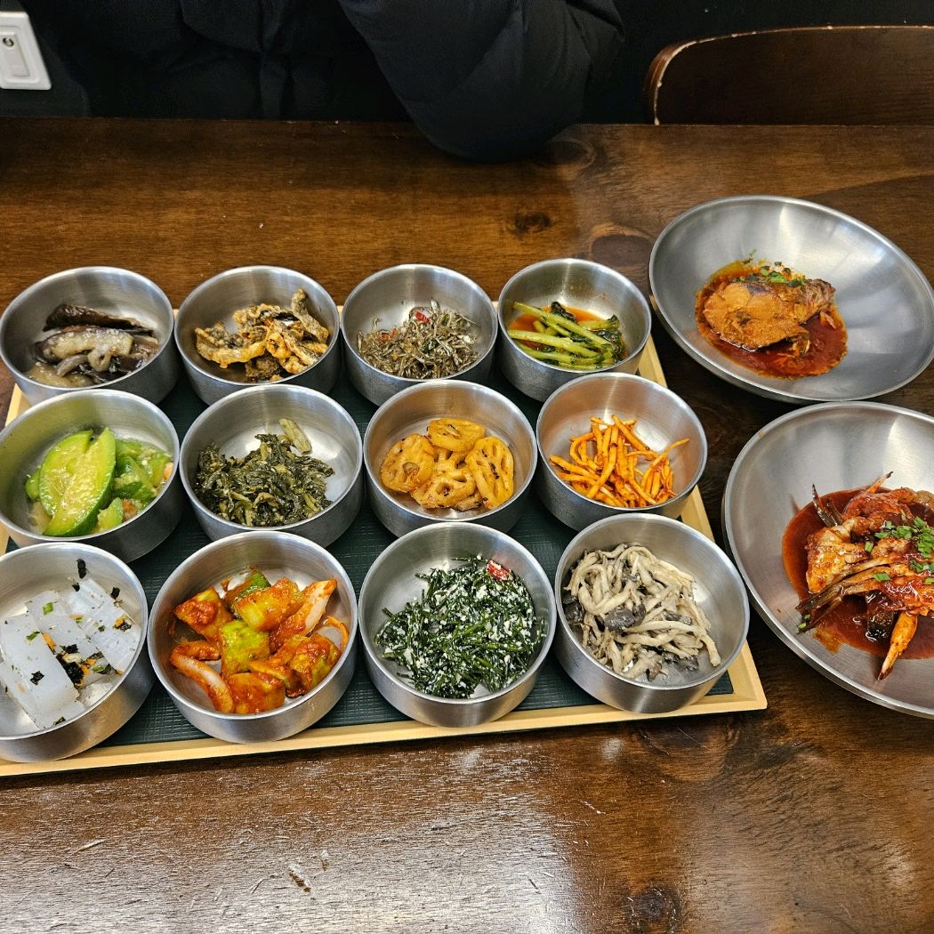 아이가 추천해서 오픈런했어요 11시오픈시간에 맞게 정갈한 반찬들입장 그리고 톳밥과 미역국입