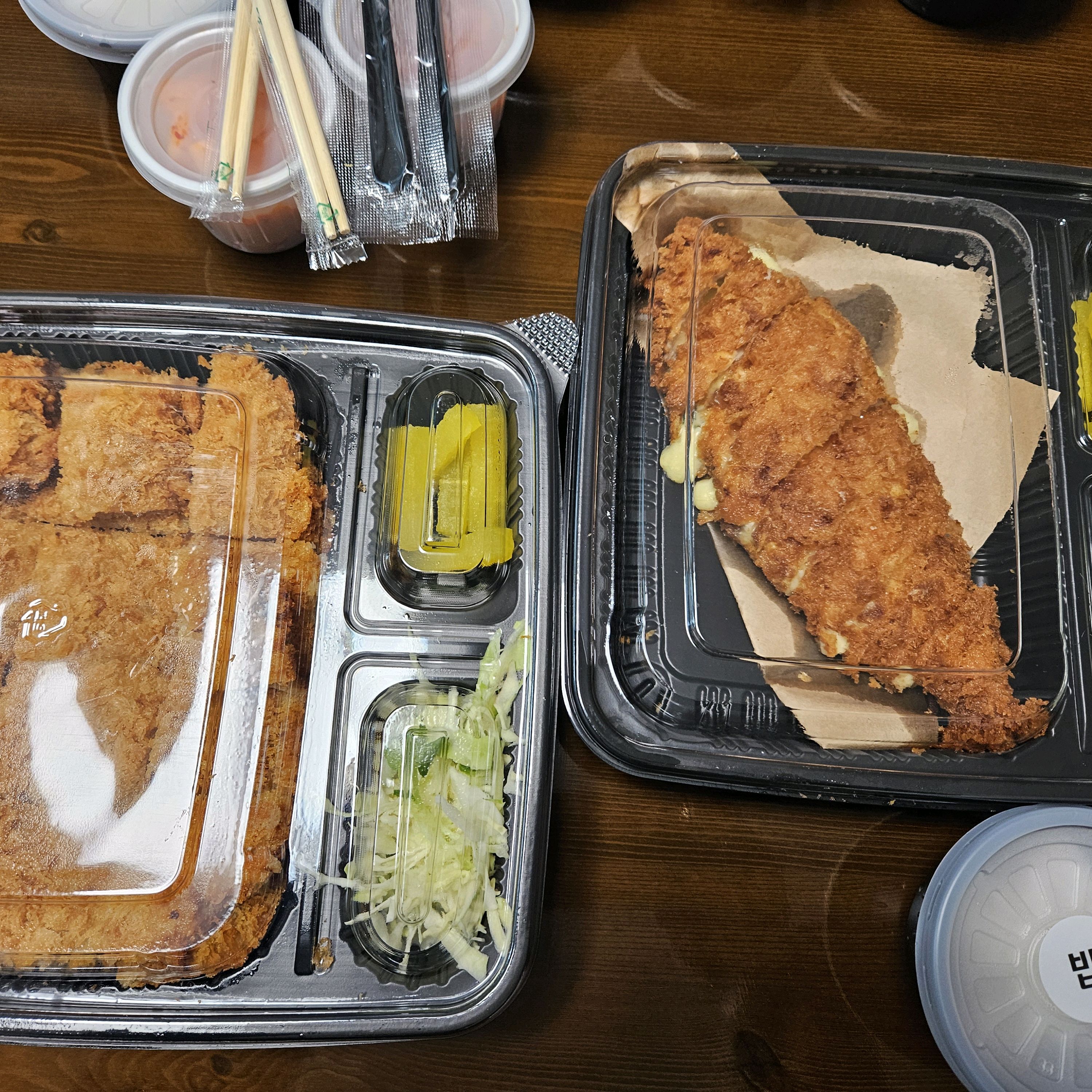 우리동네 맛집 홍익돈까스~ 배달은 안되서 포장 또는 매장이용해야하는데 기다려서 먹을정도로