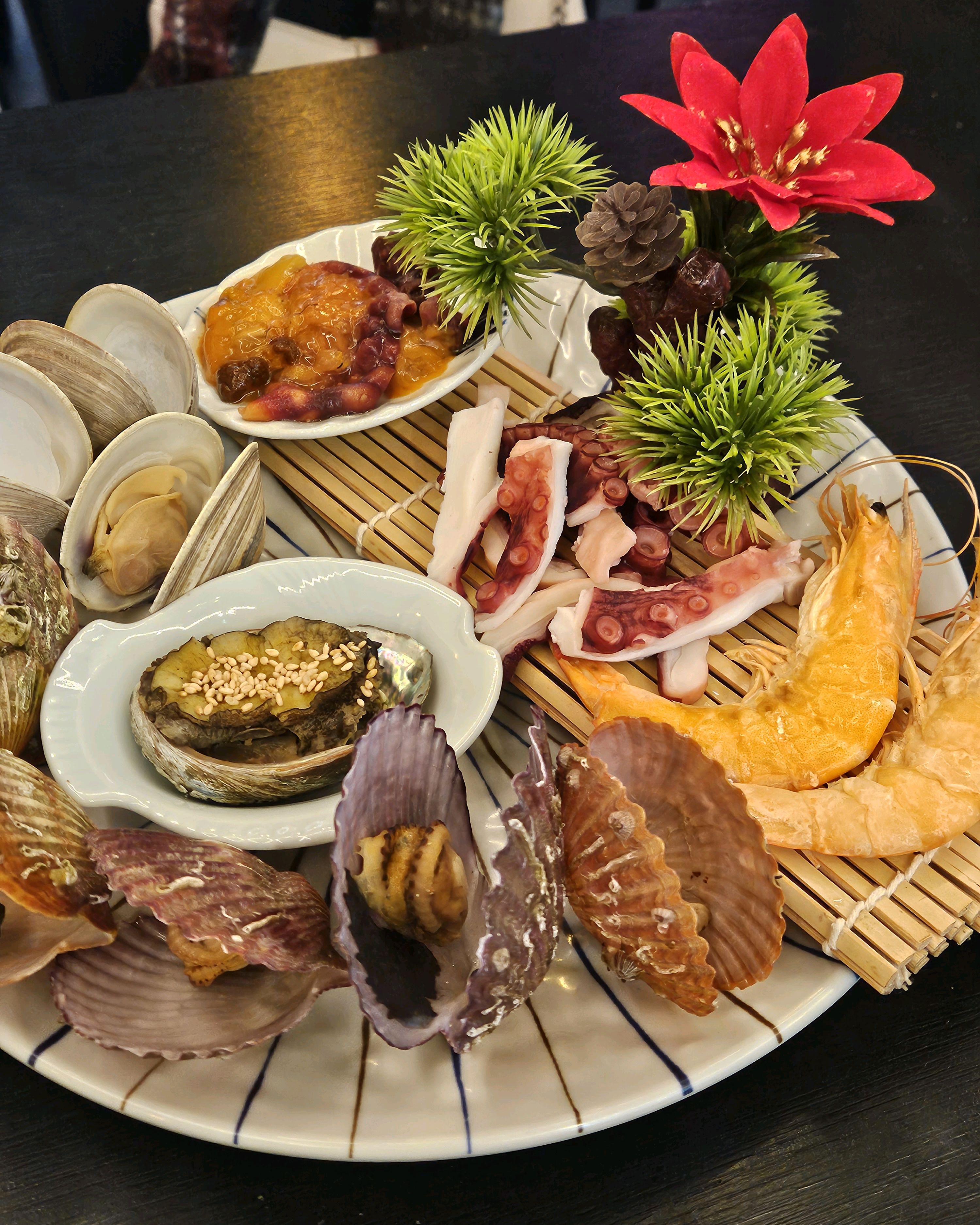 회가 정말 신선하고 메뉴 구성이 알차요! 리필도 되고 참치에 같이 주신 달래장이랑 김싸먹는