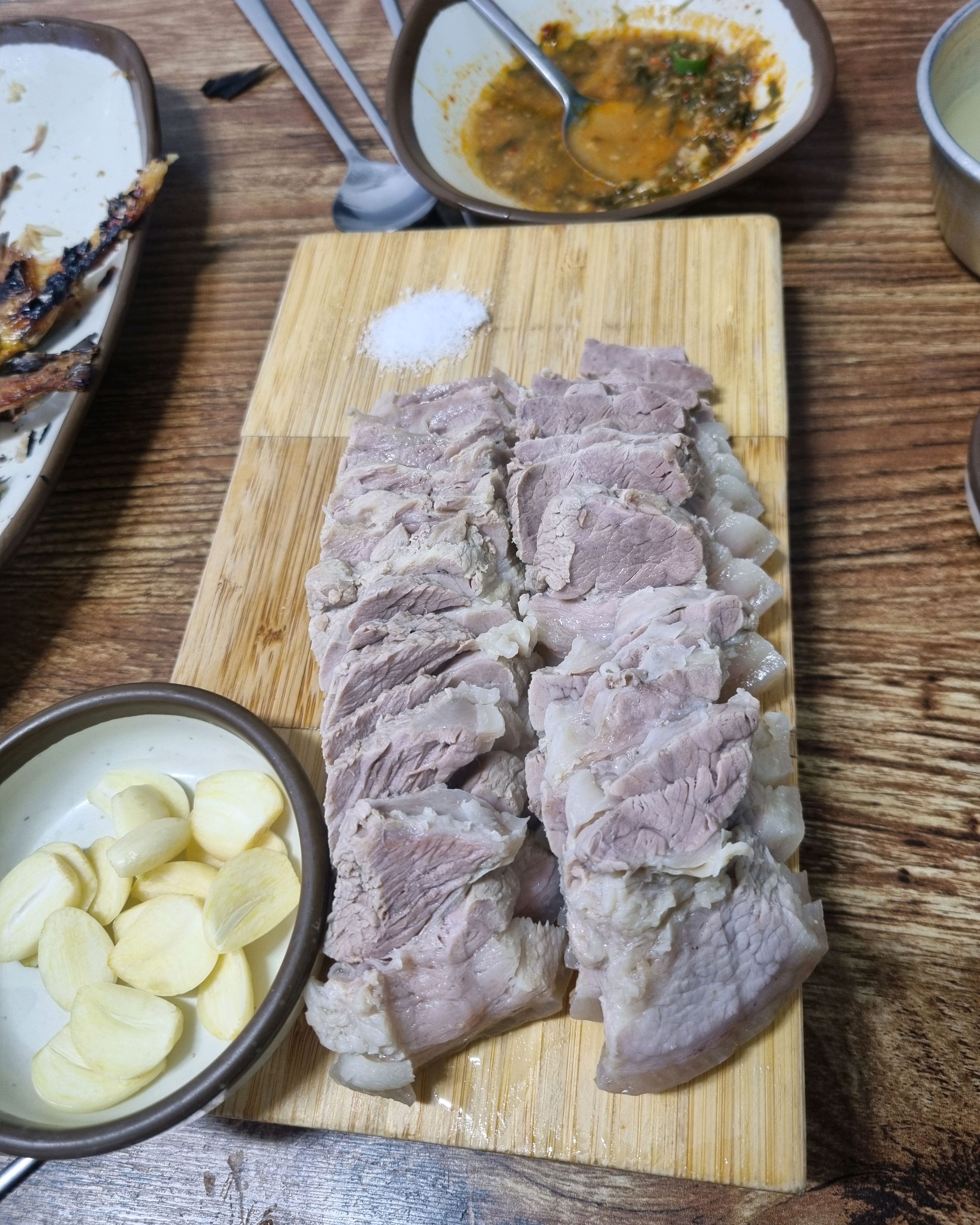 늦은시간에가도 항상 도민들 관광객으로 북적북적한곳 음식도 대체로 빨리나오는편이고  몸국 고