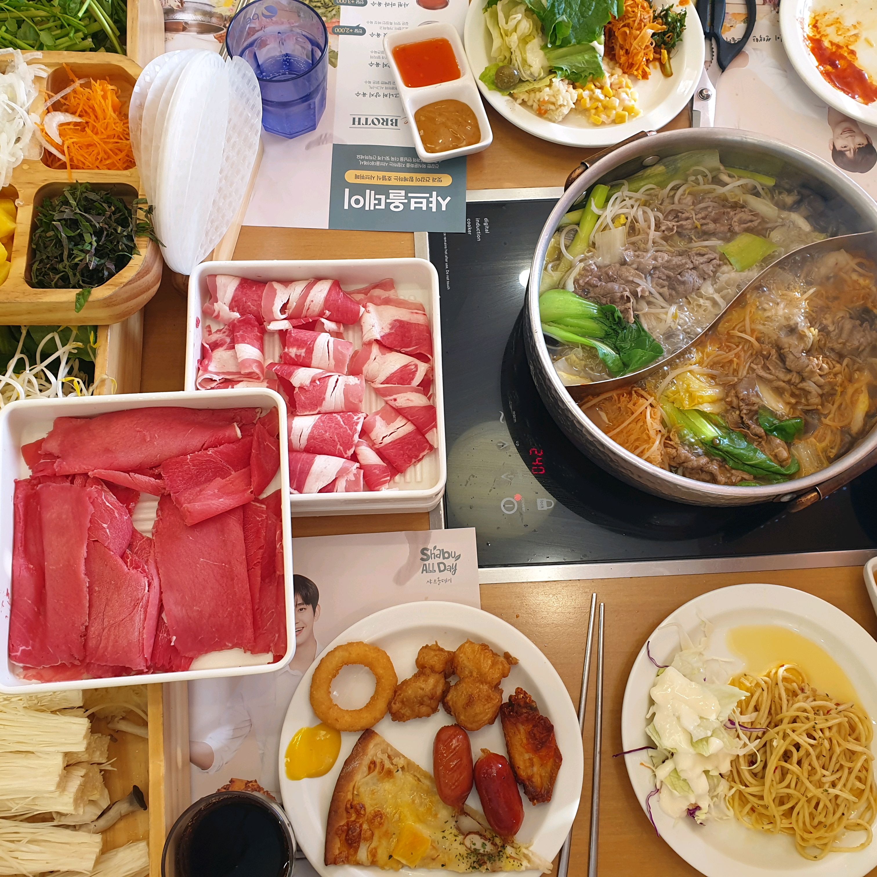 샤브샤브 맛있어요. 무제한이라 배 터지게 먹고 왔네요. 샐러드바 음식은 보통의 뷔페음식 수
