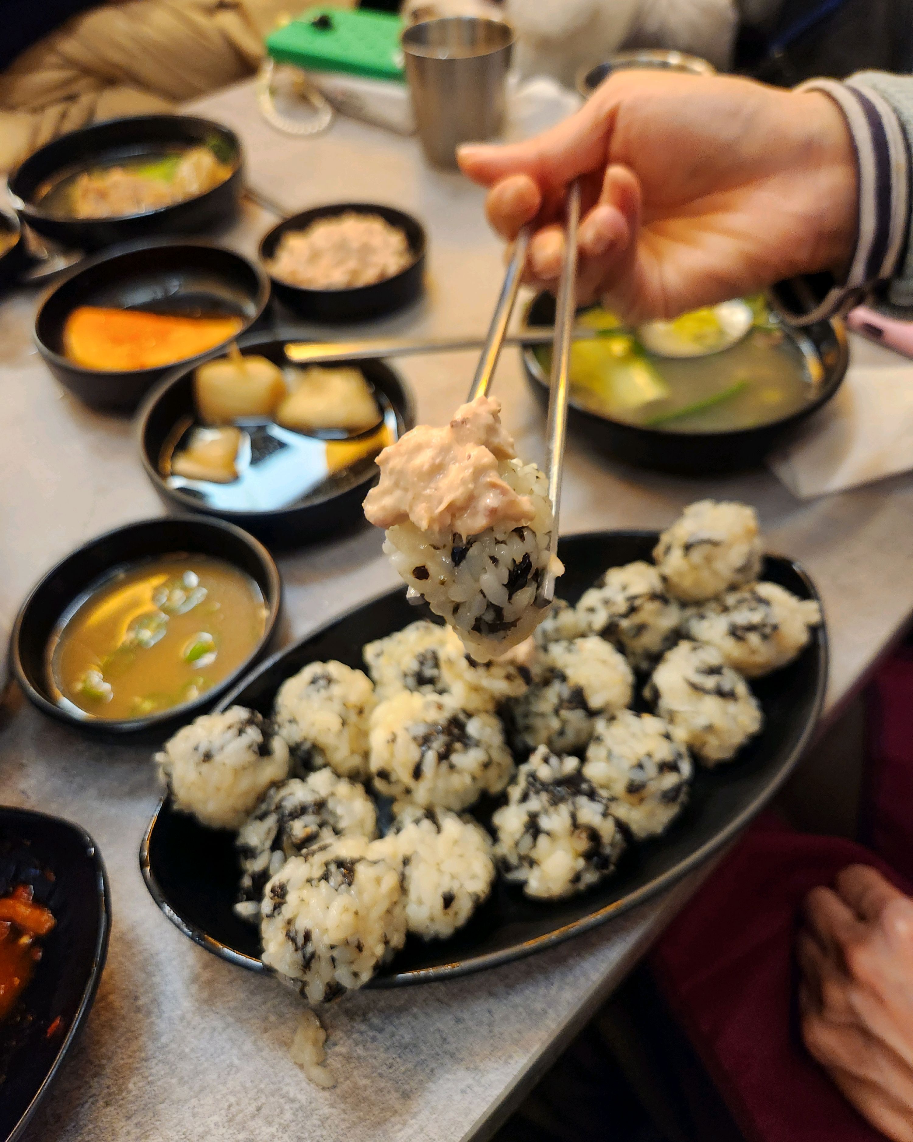 예약하고 친구들과 함께 스지사태전골 먹고왔는데, 너무 푸짐하고 맛있었어요~ 참치주먹밥도 같