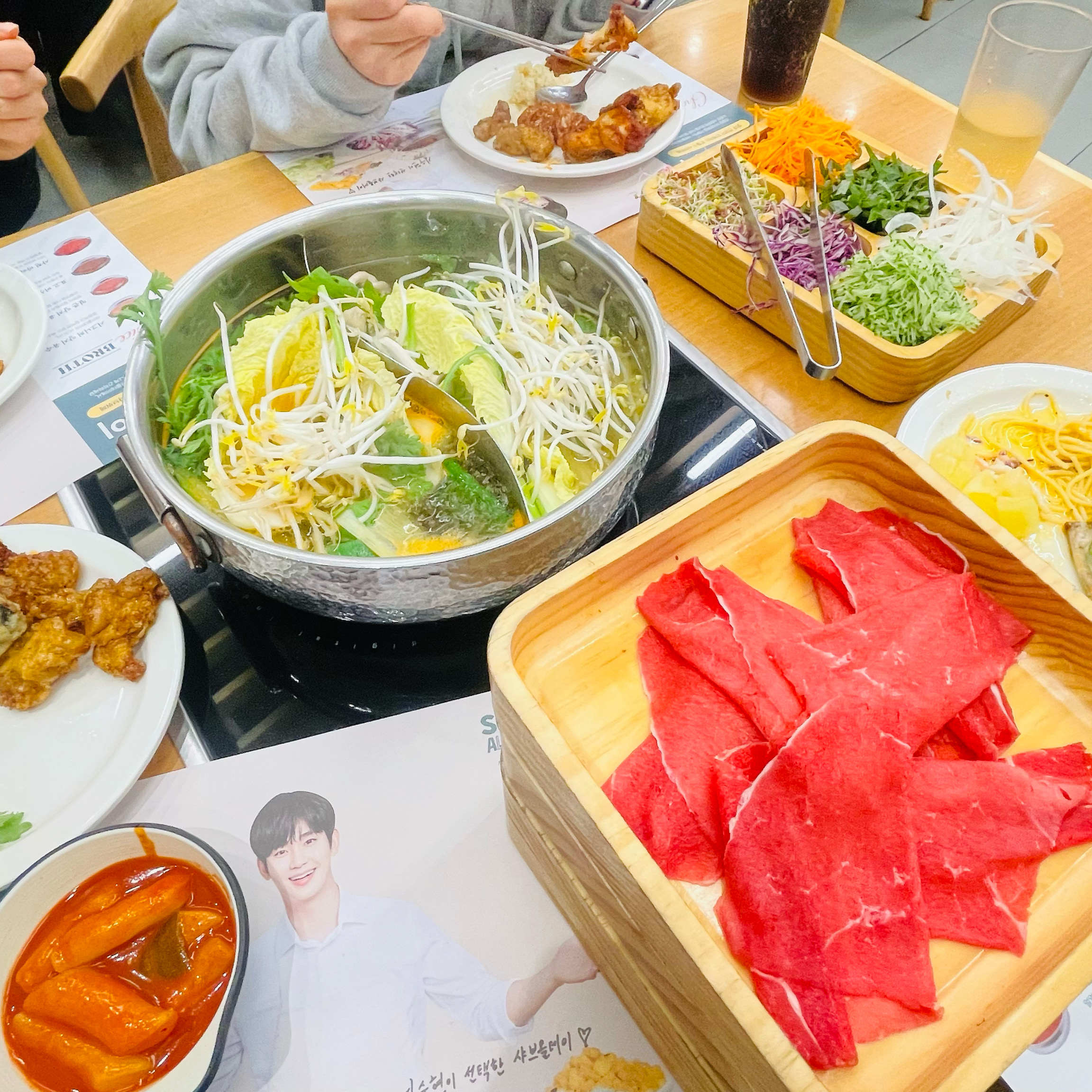 신선한 고기 및 야채, 맛있게 잘 먹었습니다. 직원분들께서 빈 접시도 빠르게 정리해주셨어요