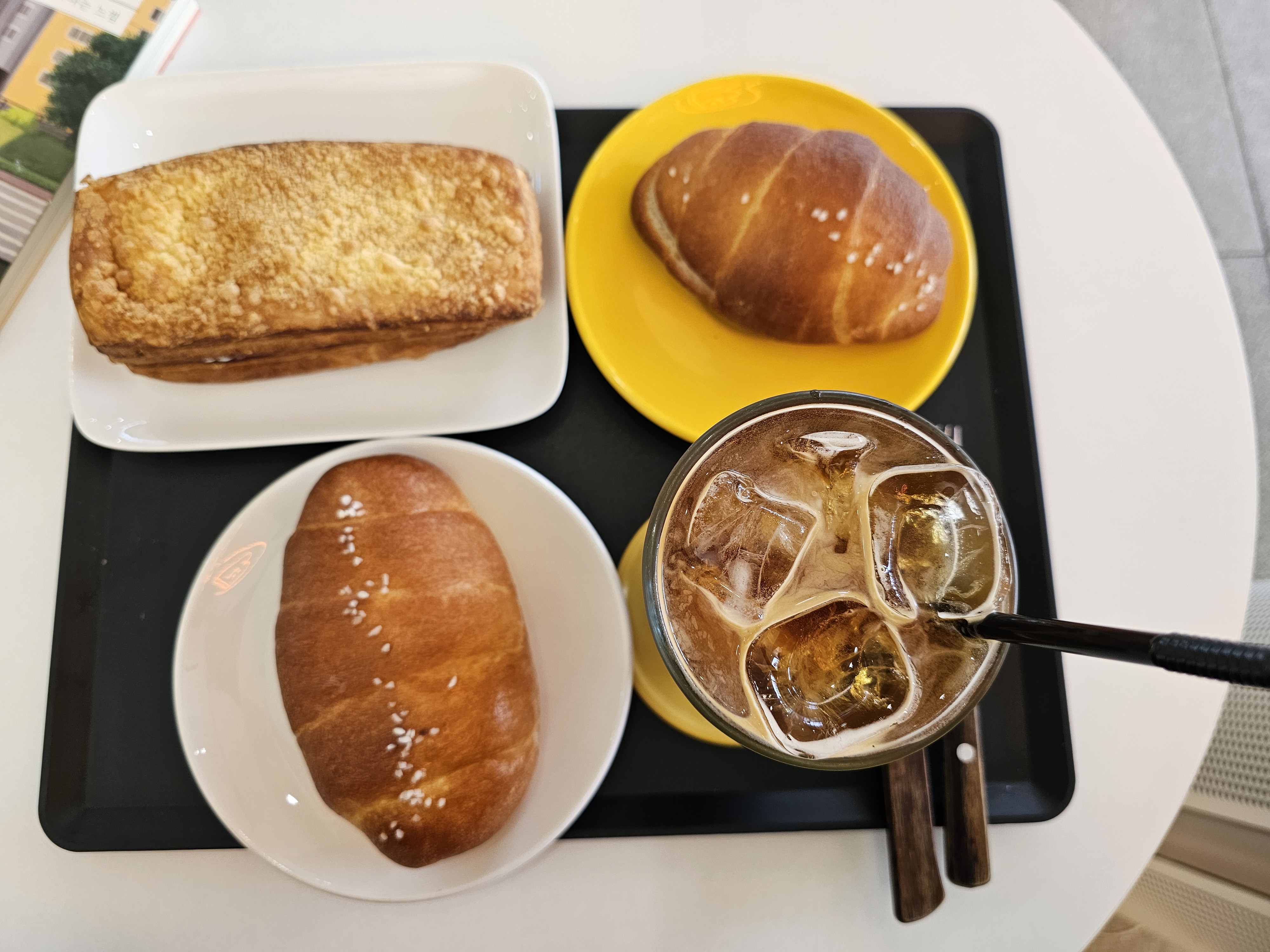동네 빵 맛집이예요.소금빵이랑 맘모스가 인기빵이라고해서 두개픽하고 땅콩버터를 좋아해서 땅콩