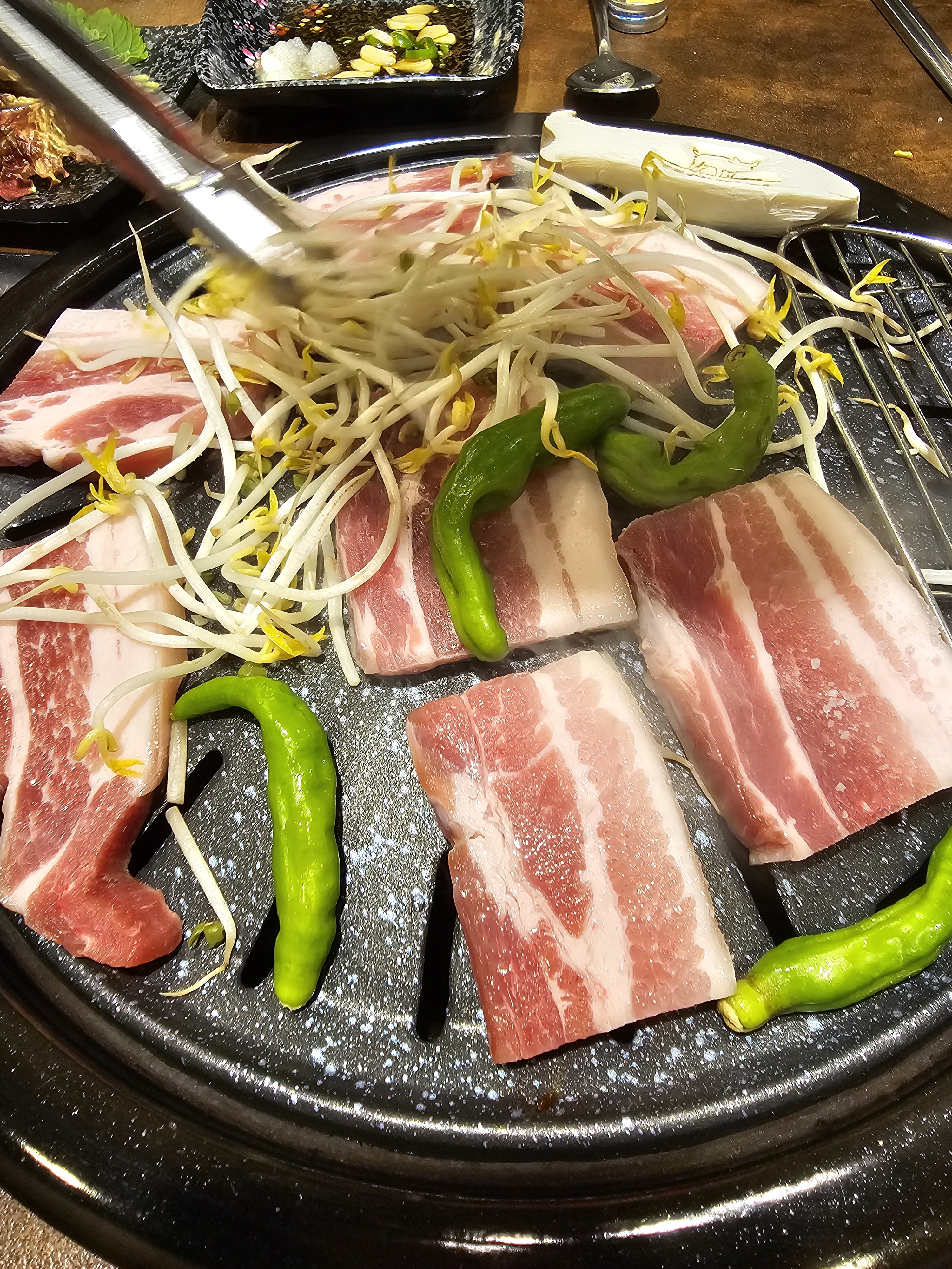 일요일 저녁 신랑과 저녁식사하러 왔는데.. 분위기 좋아요 - 불당동 맛집 특돼지집