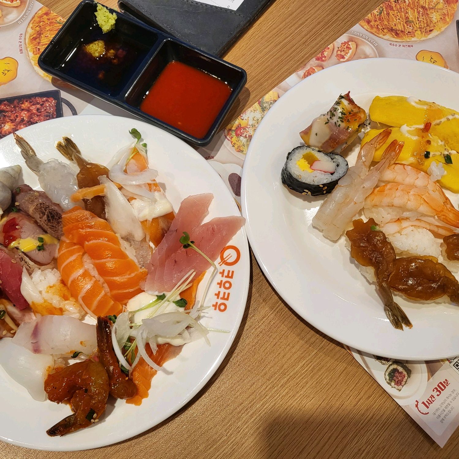 초밥종류도 많고 다른 음식도 다양해서 진~~~짜 배부르고 맛있게 먹었어용 가족들끼리 외식하