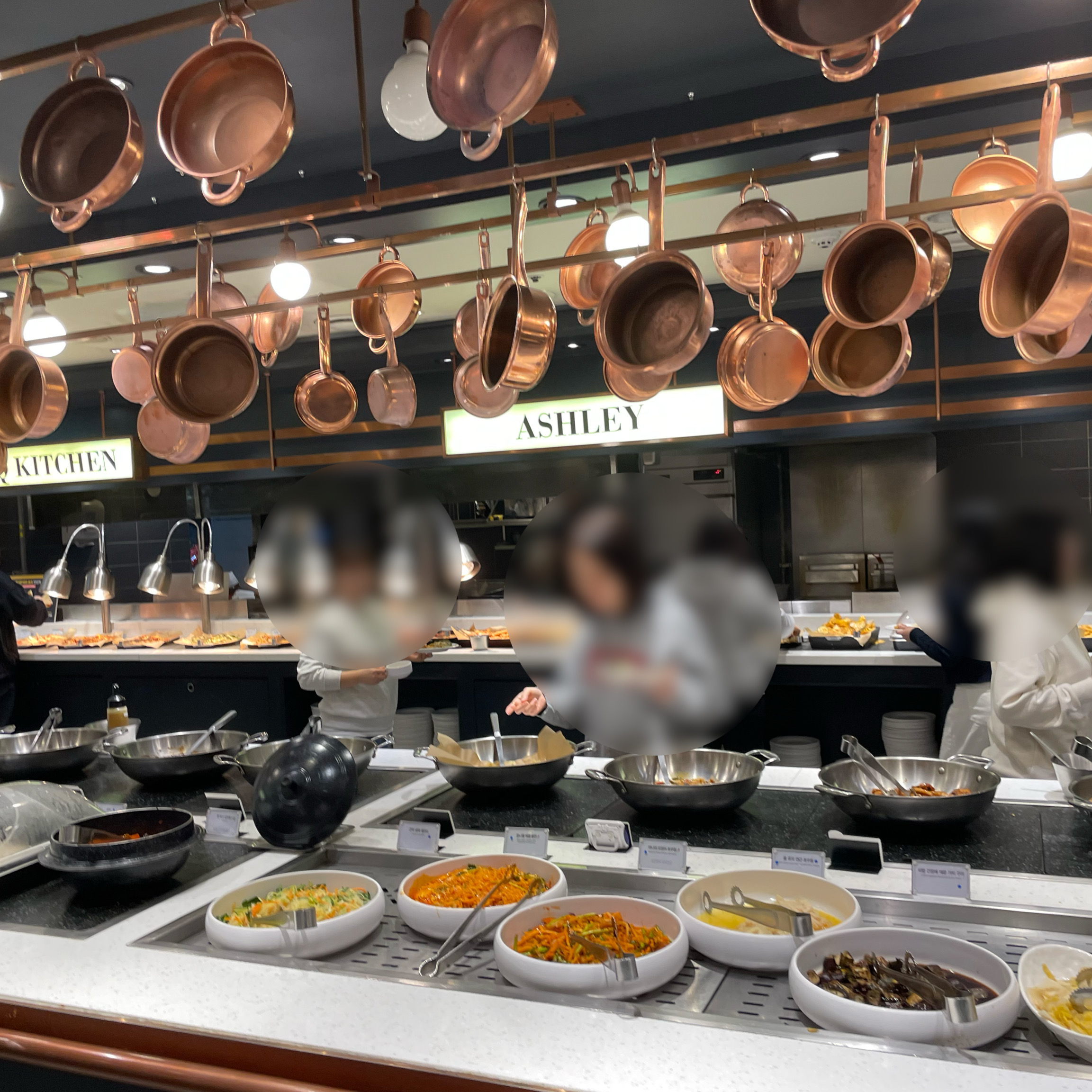알리오올리오는 기름맛밖에 없고 짜장면은 다 끊기고 애슐리중에 재미있네여 - 인계동 맛집 애슐리퀸즈 뉴코아 동수원점