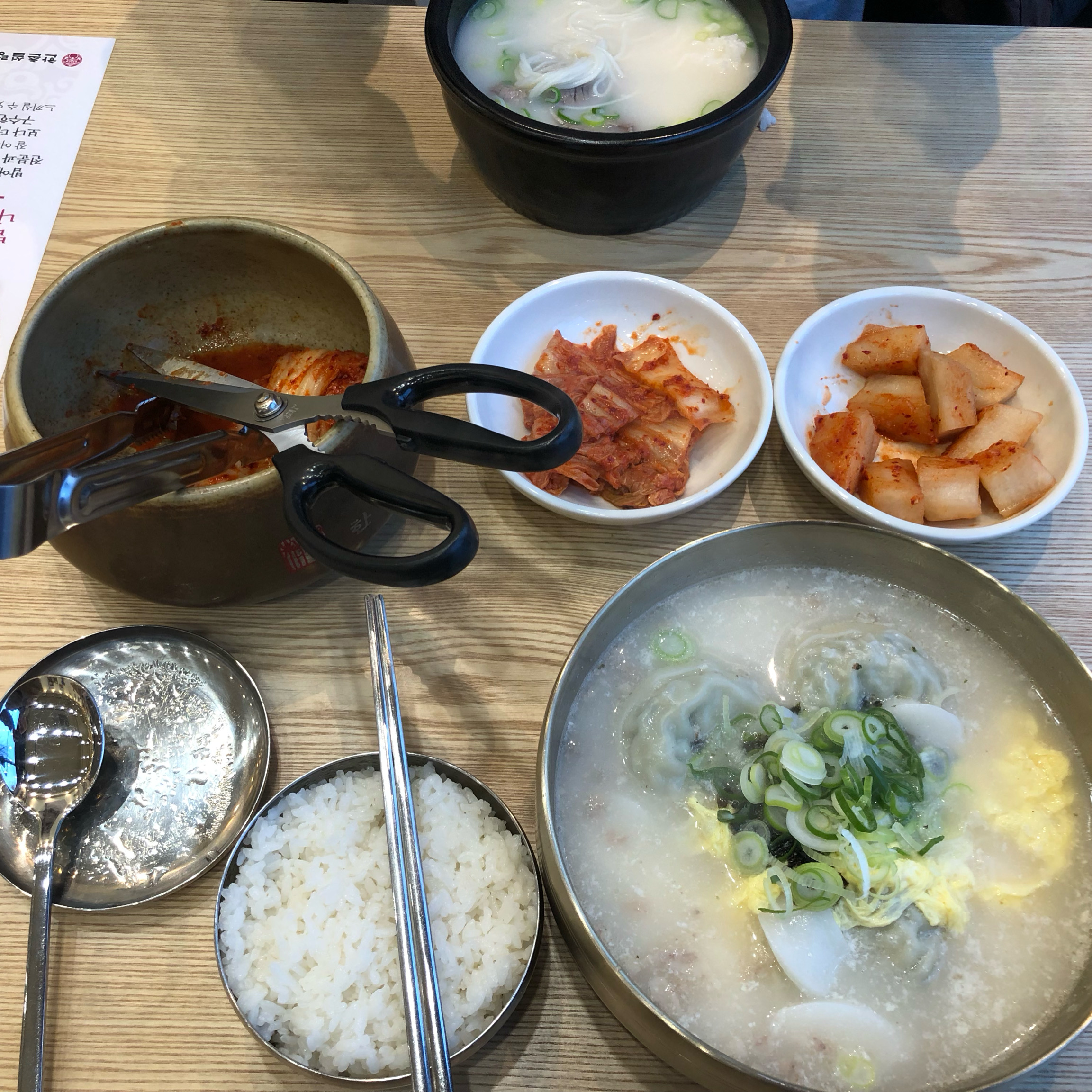 딱 내가 좋아하는 고소하고 구수하고 깔끔한 맛의 설렁탕입니다. 속초에 한촌 생겨서 넘 좋아