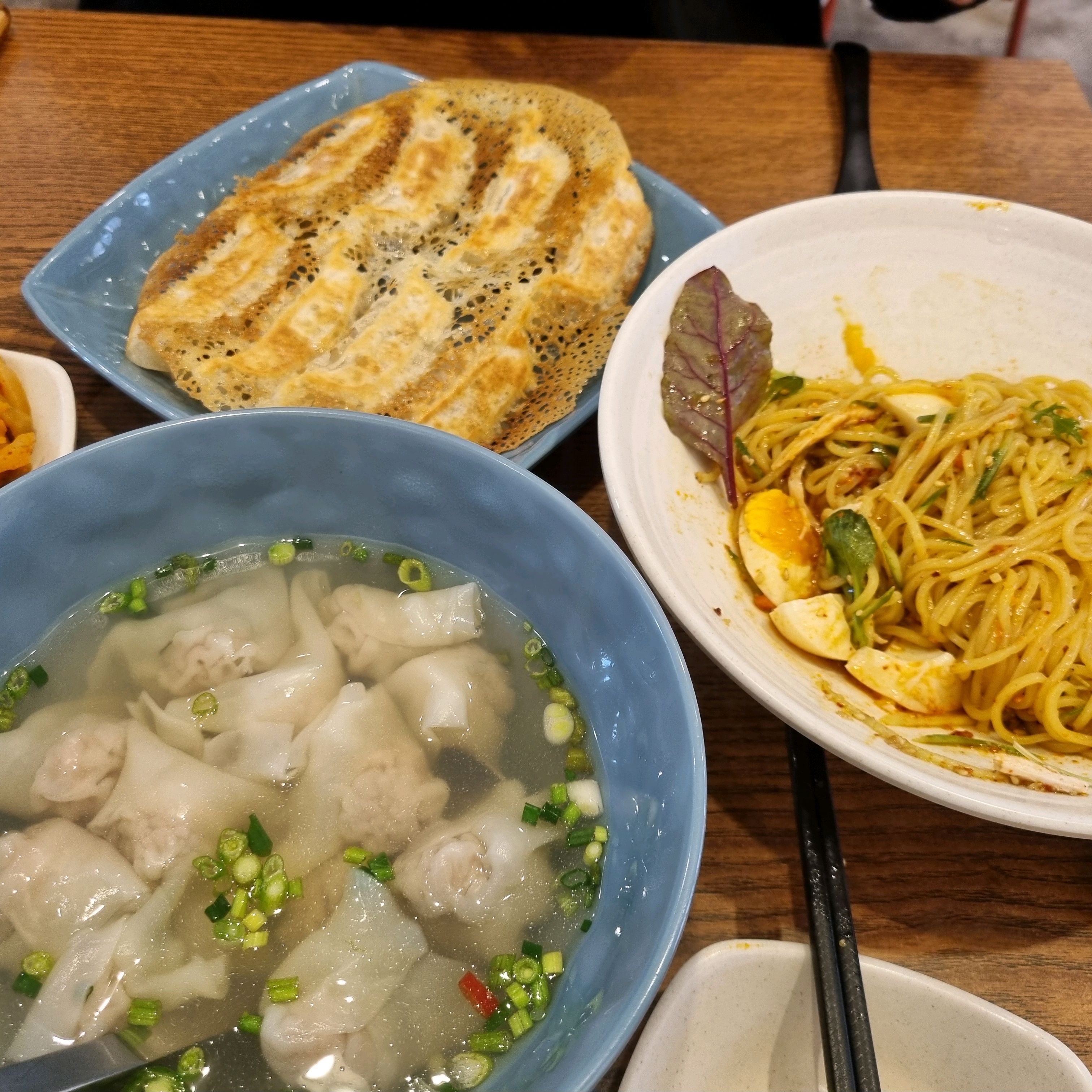 넘 맛있게 잘 먹었습니다~~~ 2인이서 먹기 딱 좋은 양인 것 같아요 ㅎㅎ 교자만두에 흑식