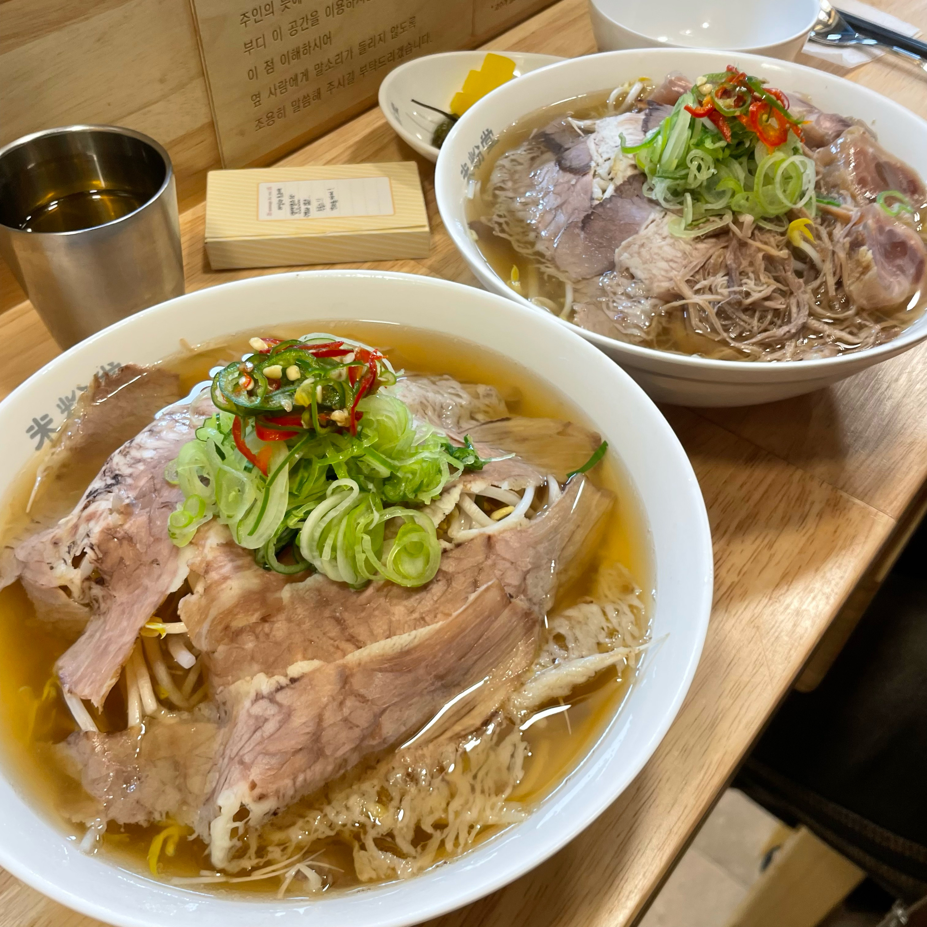 다찌석으로 되어있는 쌀국수 집이에요! 외관과는 다르게 안쪽에도 자리가 꽤 많이 있어요! 차