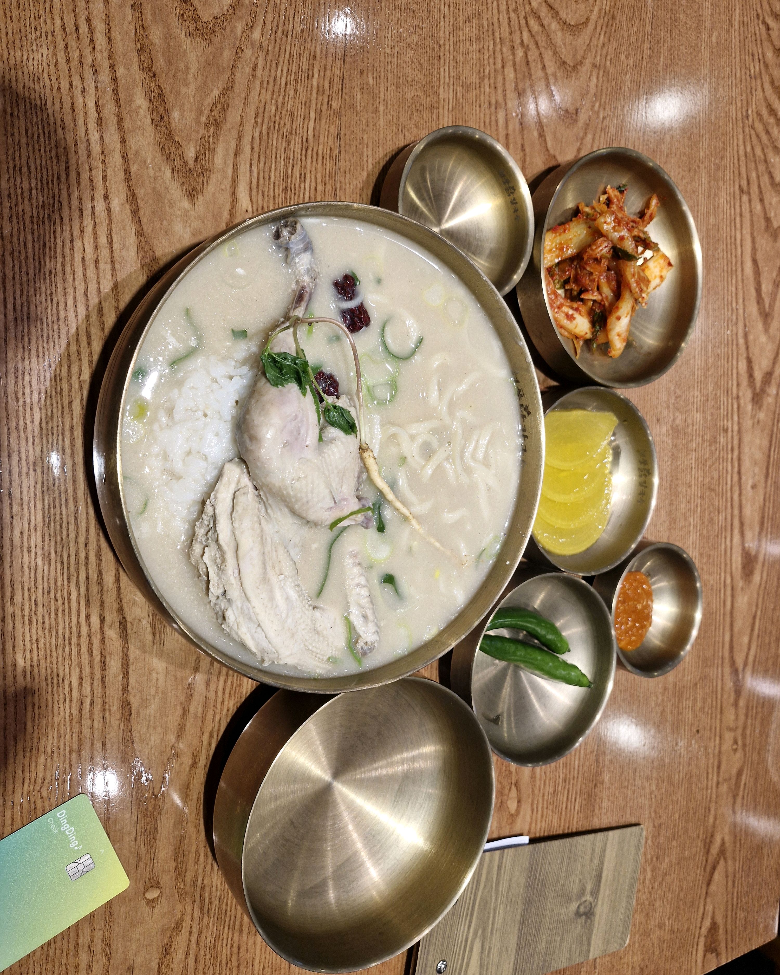 몇 년전에 대구에서 닭칼국수 먹었었는데 너무 맛있었어요. 집 근처에도 생겨서 오늘 먹으러