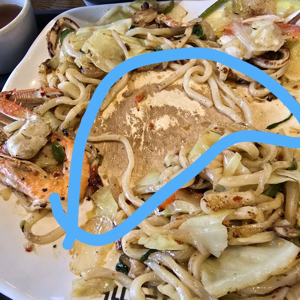 볶음 우동을 먹다가 중간쯤 음식을 저어보며 섞는데 - 전주 효자동 맛집 홍익돈까스 전주효자점