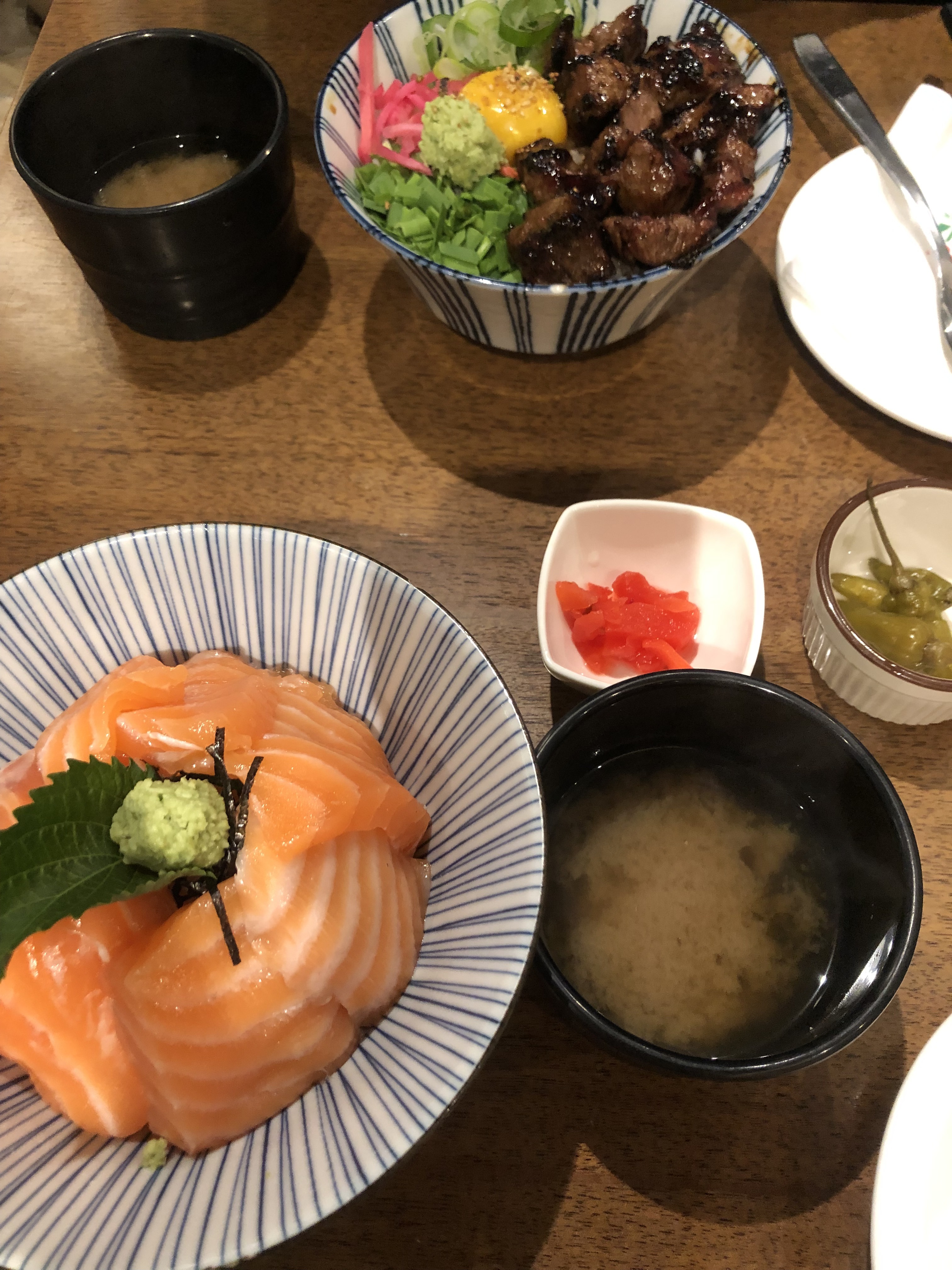 연어덮밥에 연어 두툼 보드라구 밥에 식촛물로 간이 되어있어 감칠맛이 살았어요. 스테이크덮밥