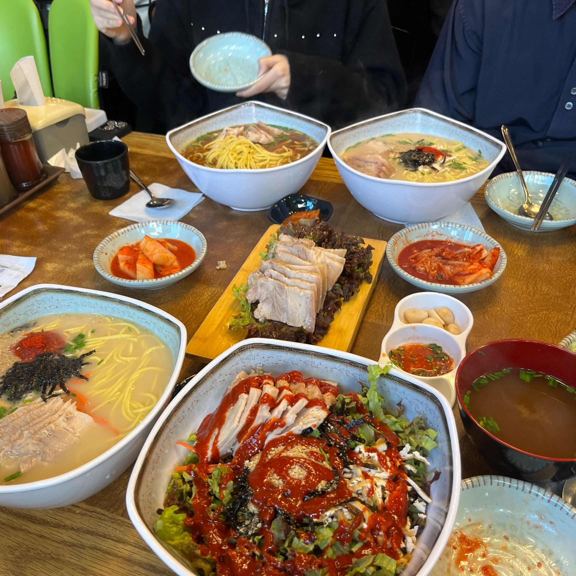 맛있는데 양도 많아요!! 양이 너무 많아서 많이 남겼어요 ㅜㅠ 국수 인원수대로 안시켜도 될