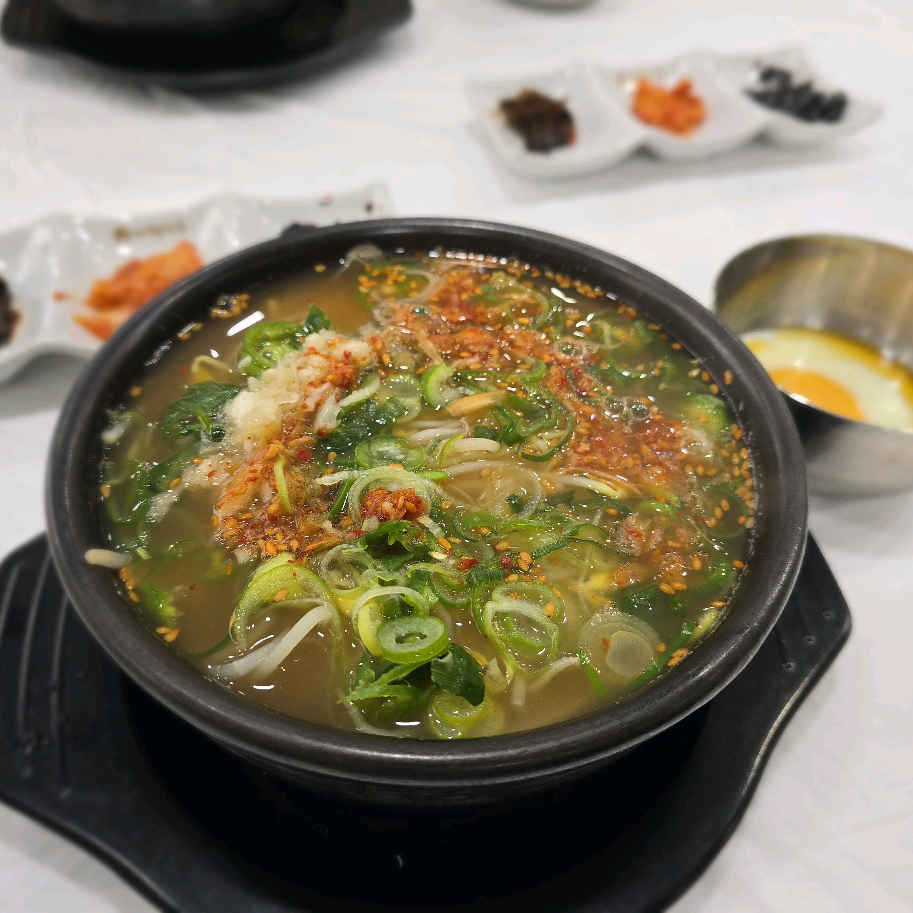 서비스 친절하고 조미김,콩나물 리필이 되어서 좋았어요. 국물 정말 시원해요. ^^ 오징어 
