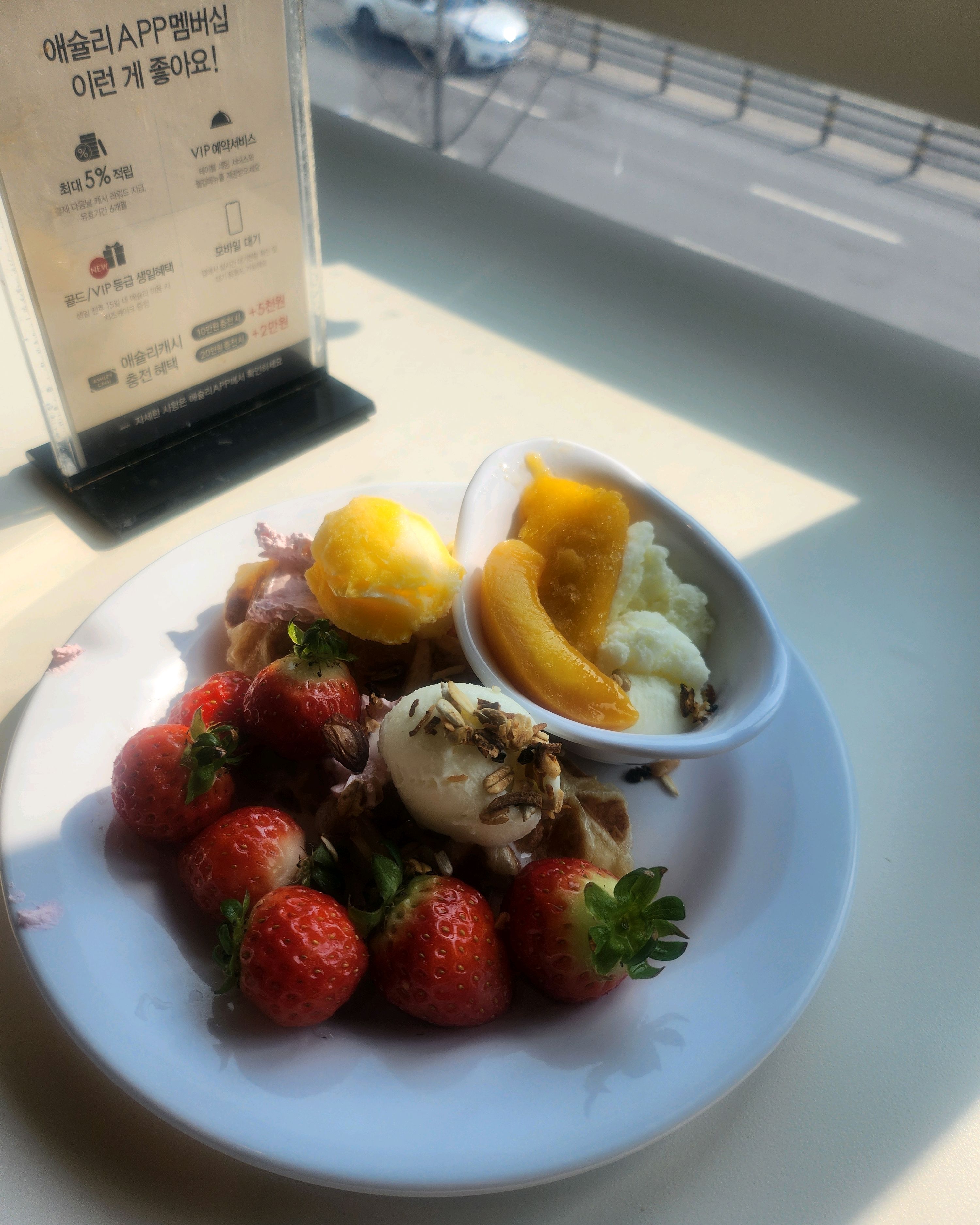 애슐리 🍓 딸기축제에 다녀왔어요. 음... 맛나네요. 주말이라 사람이 많았지만 음식회전울도