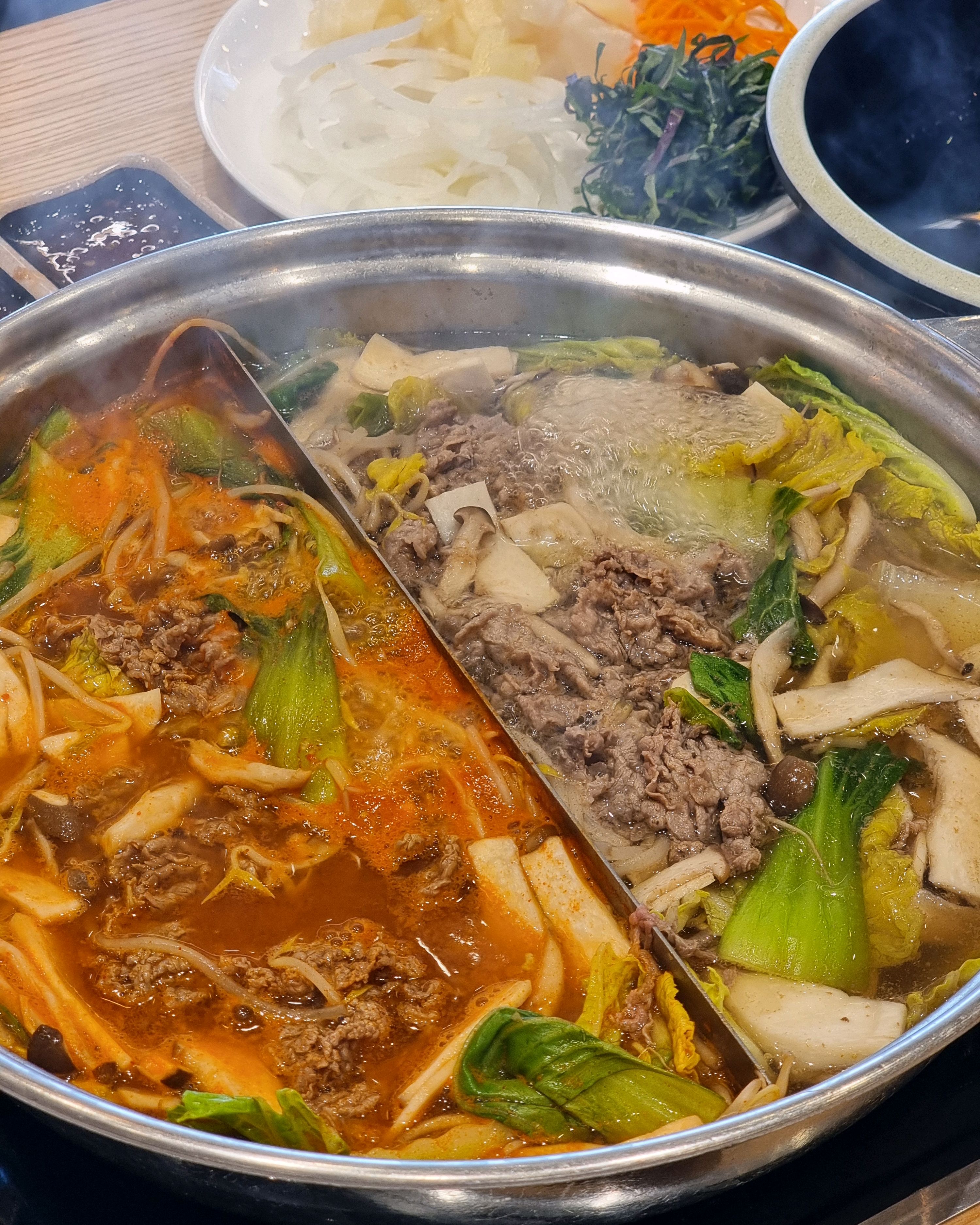 최애 샤브샤브 샤브20 또 다녀왔습니다. 때깔 좋은 소고기. 무한이기때문에 눈치보지말고 맘