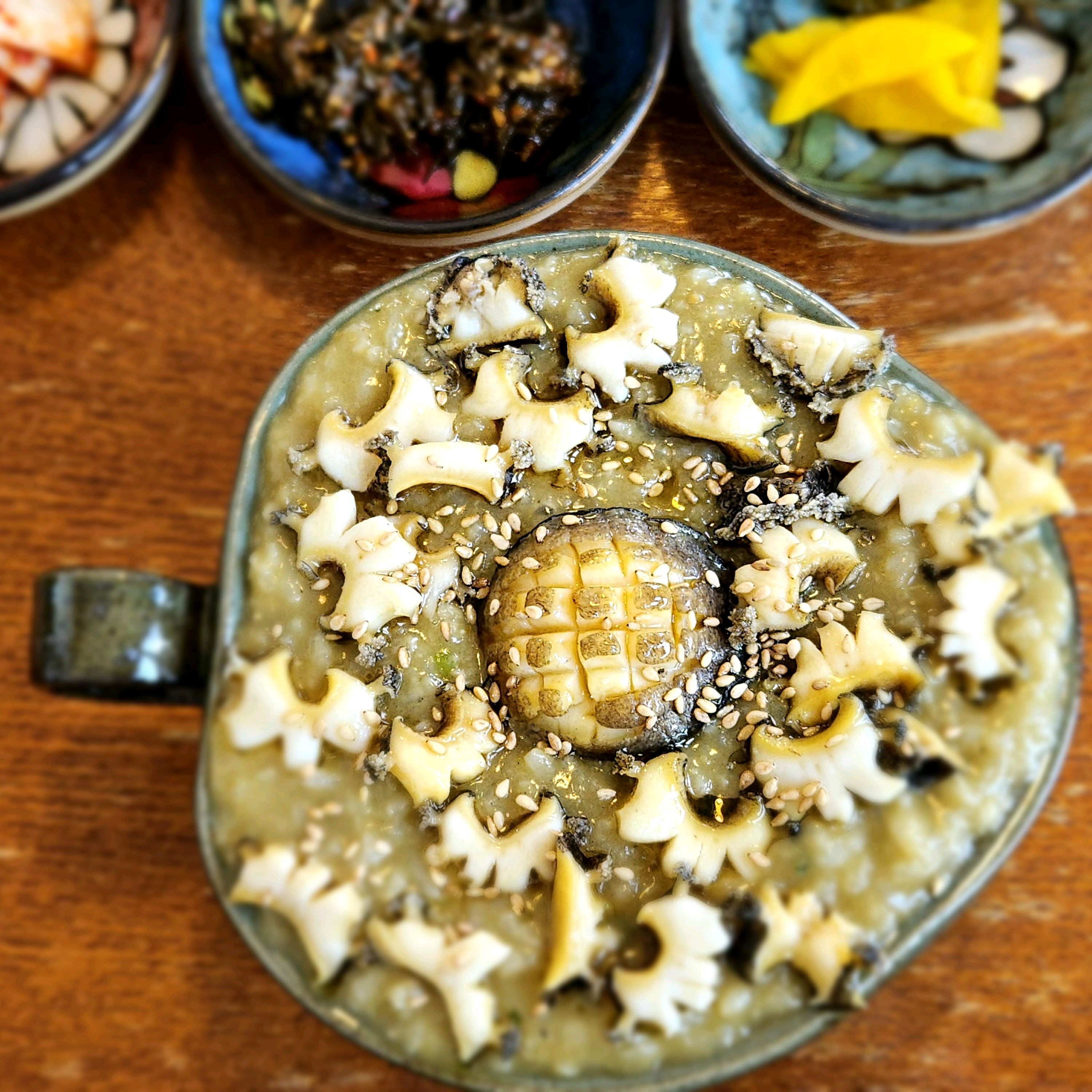 우연히 숙소근처라 가게되었는데요~조금 기다렸고, 너무 맛있어요 특히 전복죽,,,!전복 많고