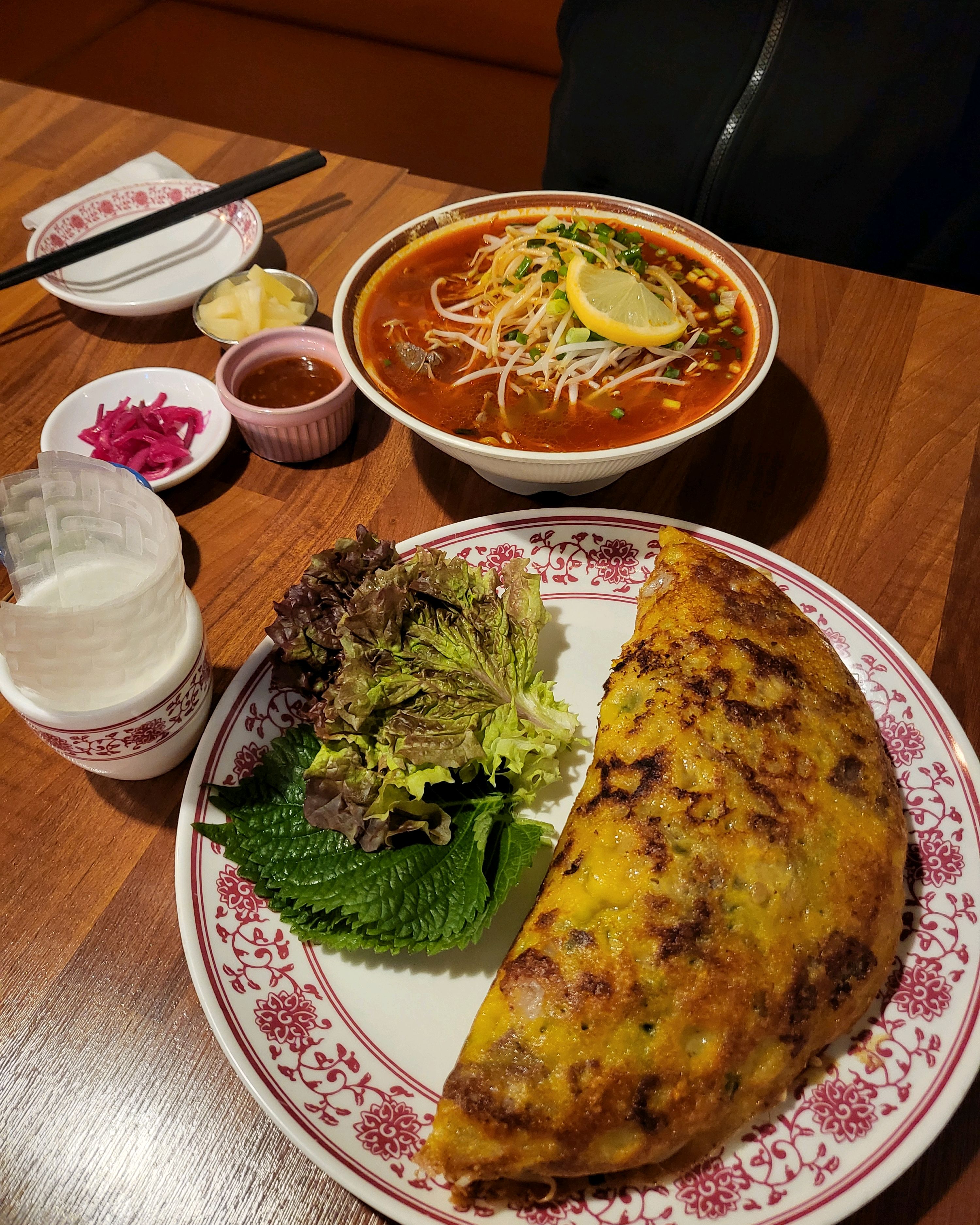 메뉴가 실패하는게 없네요 반세오 넘 맛있구 매운 쌀국수는 첨 시켜봤는데 또 한번 반했다는ㅋ