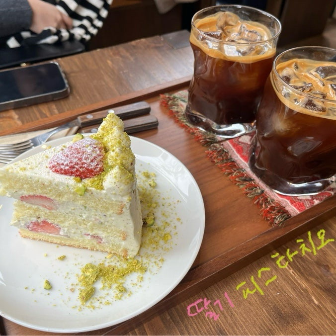 케이크 종류가 진짜 많고 다 너무 이뻐서 결정하기도 너무 어려웠어요! 다 먹고 싶어서...