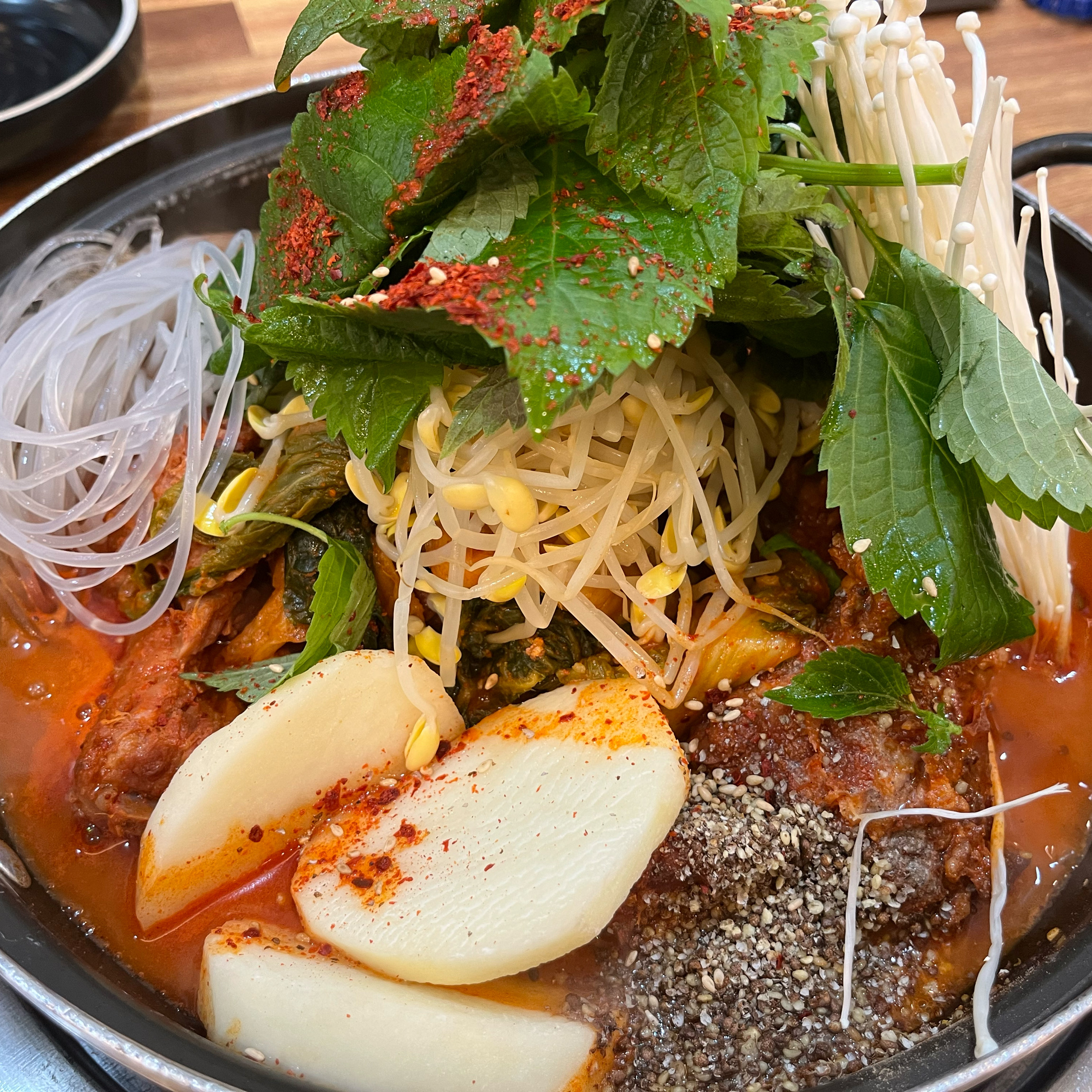 24시라서 새벽비행기여도 언제든 방문할 수 있는 맛집입니다 !! 연동에서 젤 맛난 감자탕집