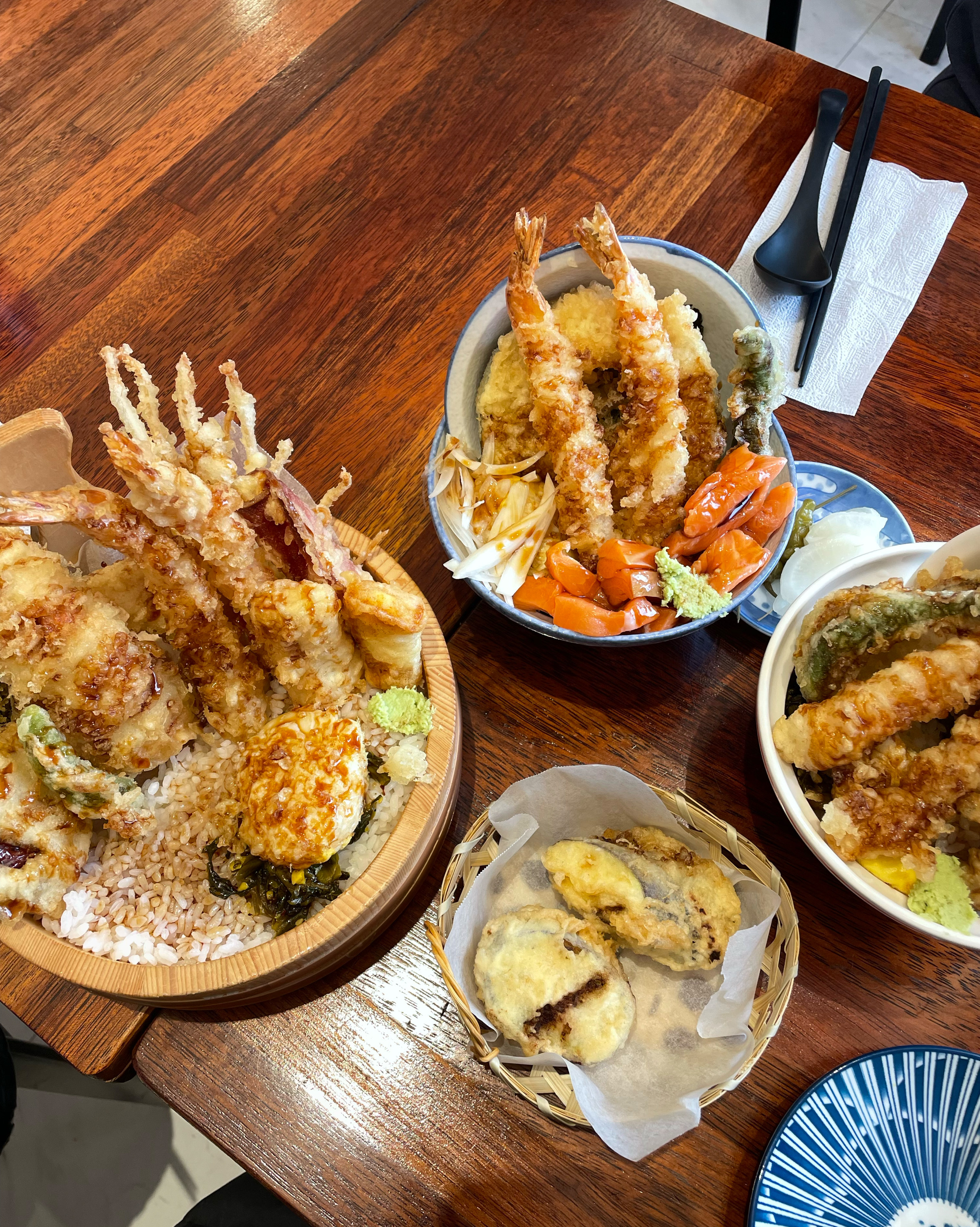 두번째 사진에 있는 유자향나는 무 피클 정말 맛있어요! 튀김도 전체적으로 느끼하지 않고 맛