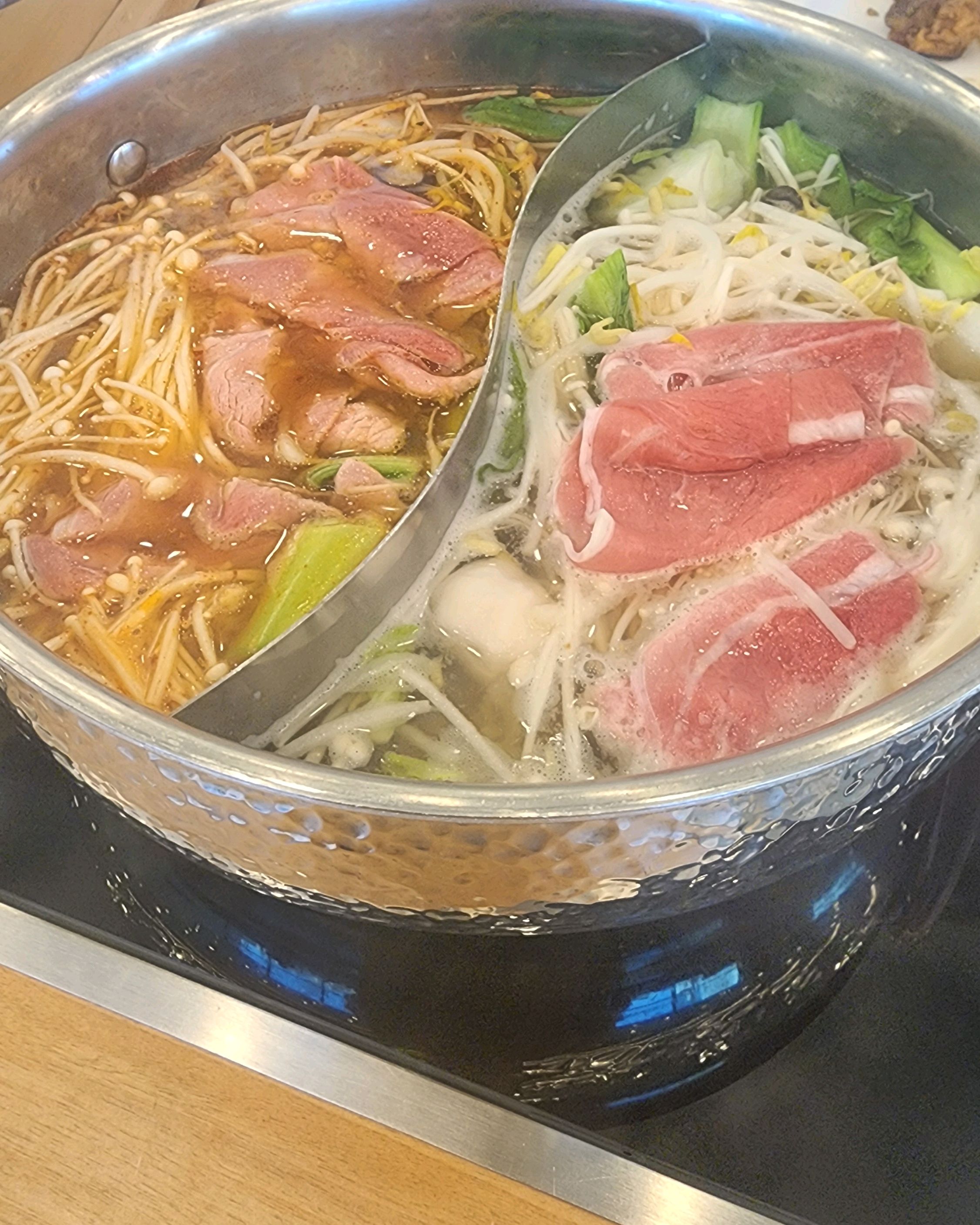 운좋게 대기없이 들어갔어요 음식 다양해서 다 못 먹을 정도인데 맛도 좋으네요 - 충남 서산 맛집 샤브올데이 충남서산점